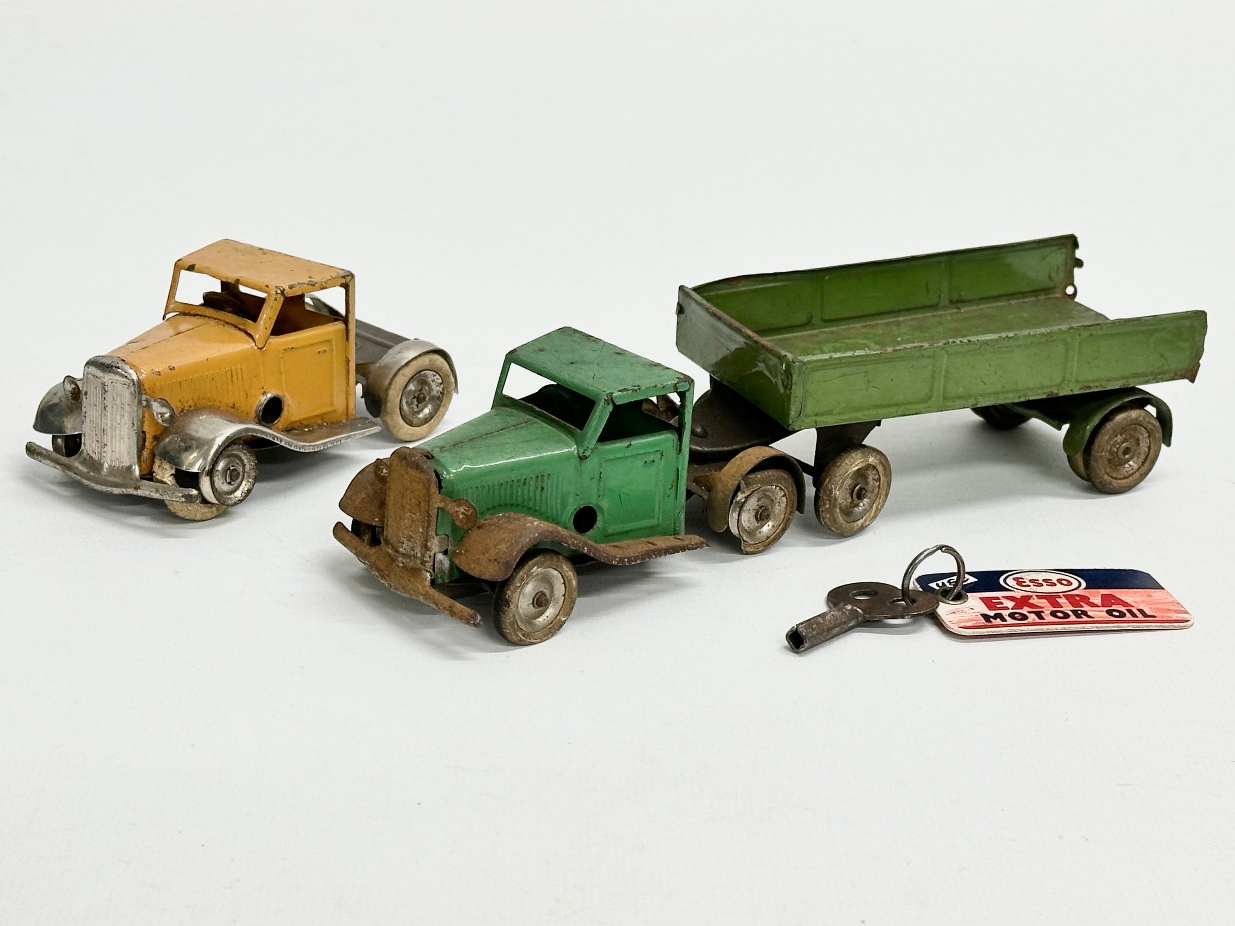 2 vintage Tri-ang Minic Toys tinplate mechanical trucks and trailer. 1940-1950. 19cm including
