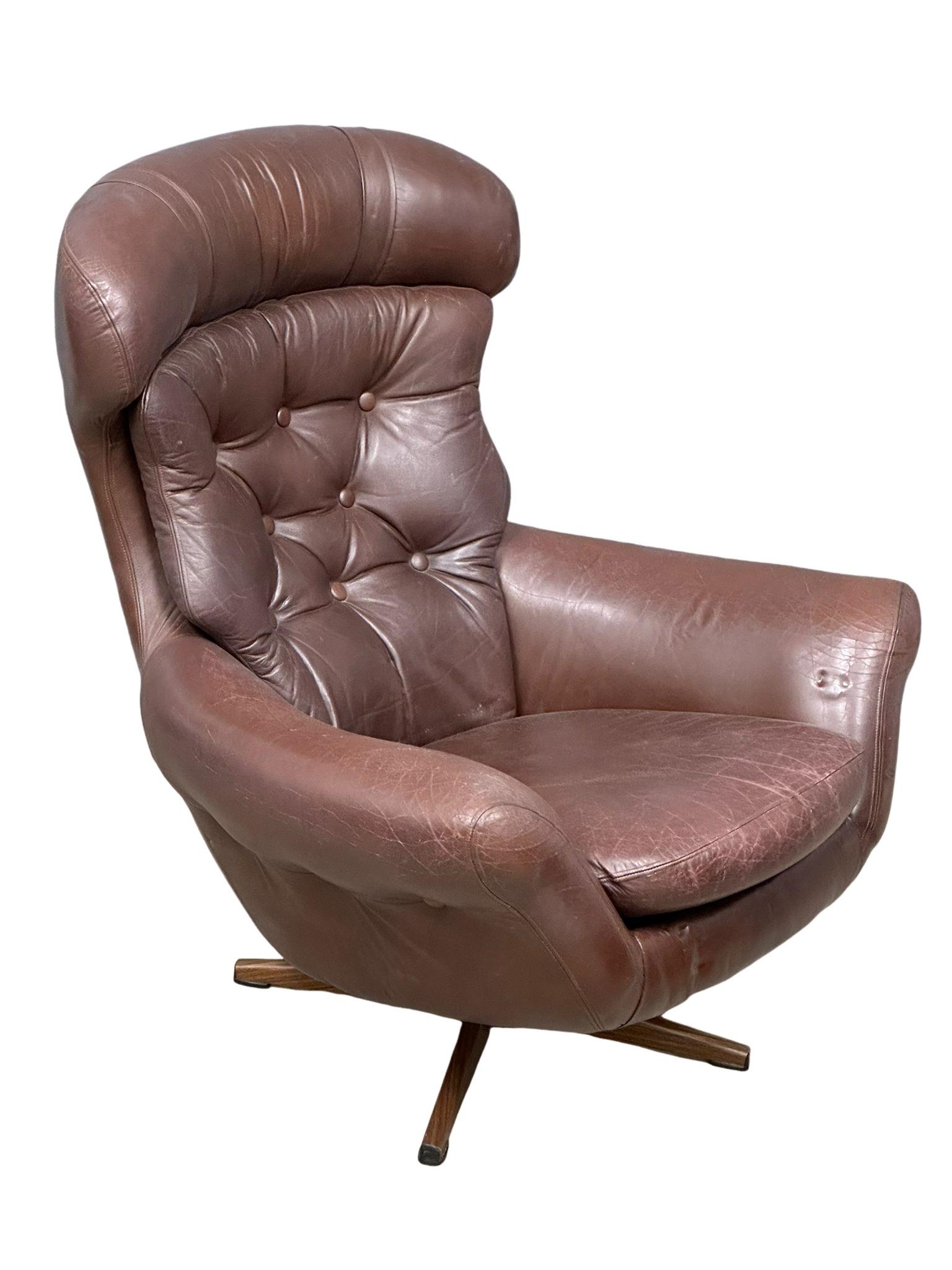 A Swedish Mid Century Gungan Slatte leather swivel chair on faux rosewood base.1 - Image 4 of 5