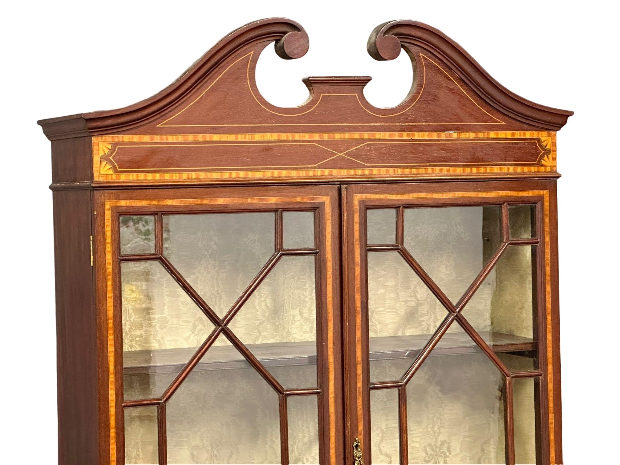 An early 20th Century Sheraton Revival Inlaid mahogany bookcase with 2 drawers - Image 5 of 9