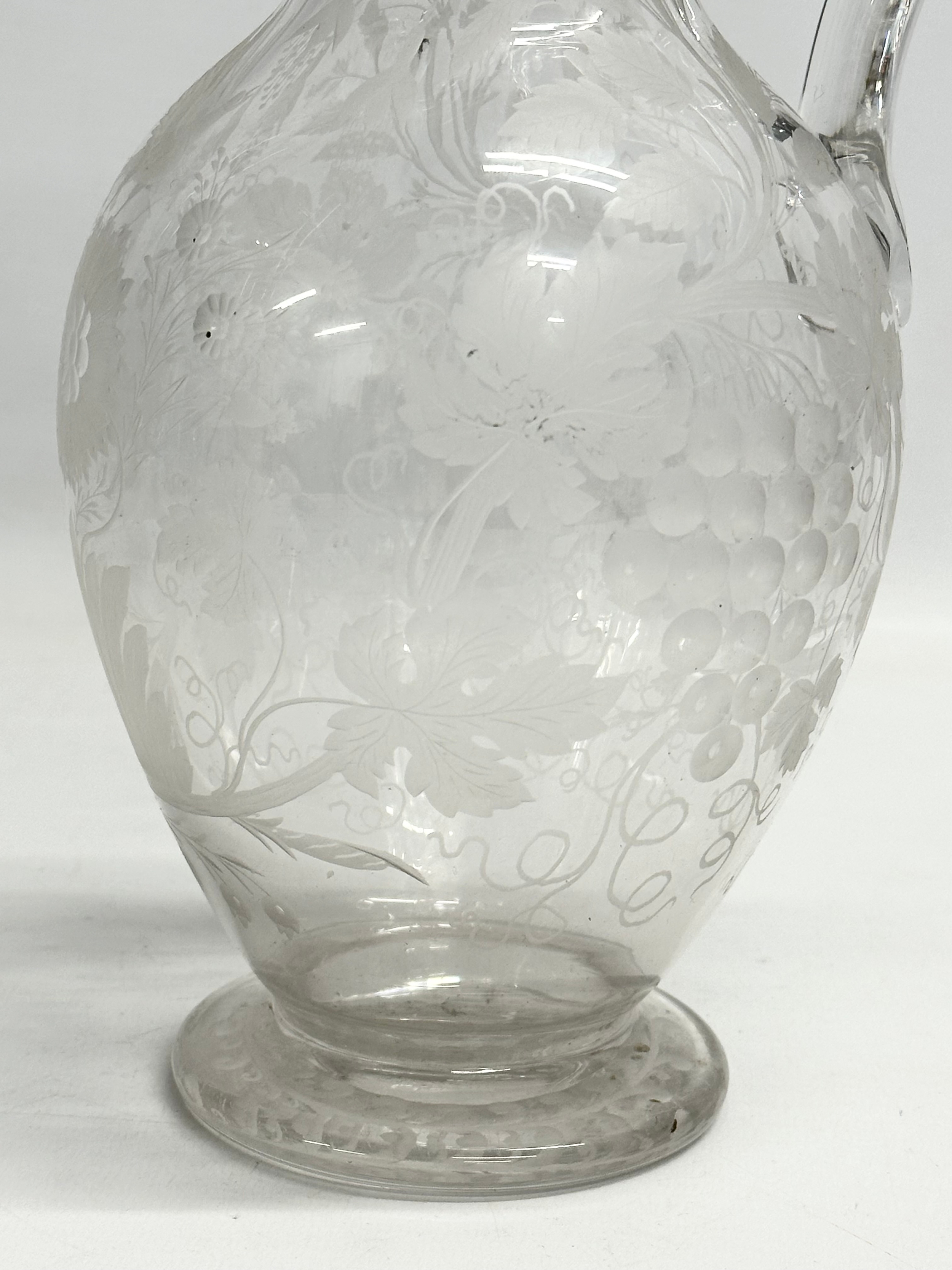 An etched glass pitcher in the manner of William Fritsche. Decorated with leaves, grape vines and - Image 5 of 11