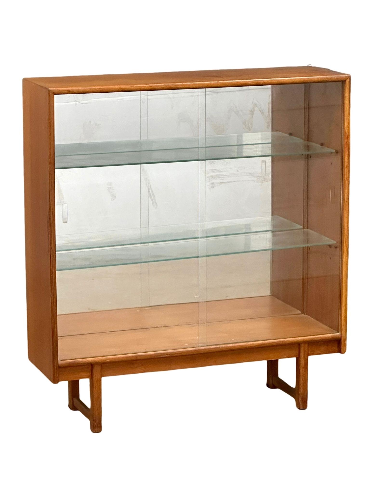 A Mid Century teak bookcase/display cabinet by Turnidge of London. 1960’s. 91x28x101cm