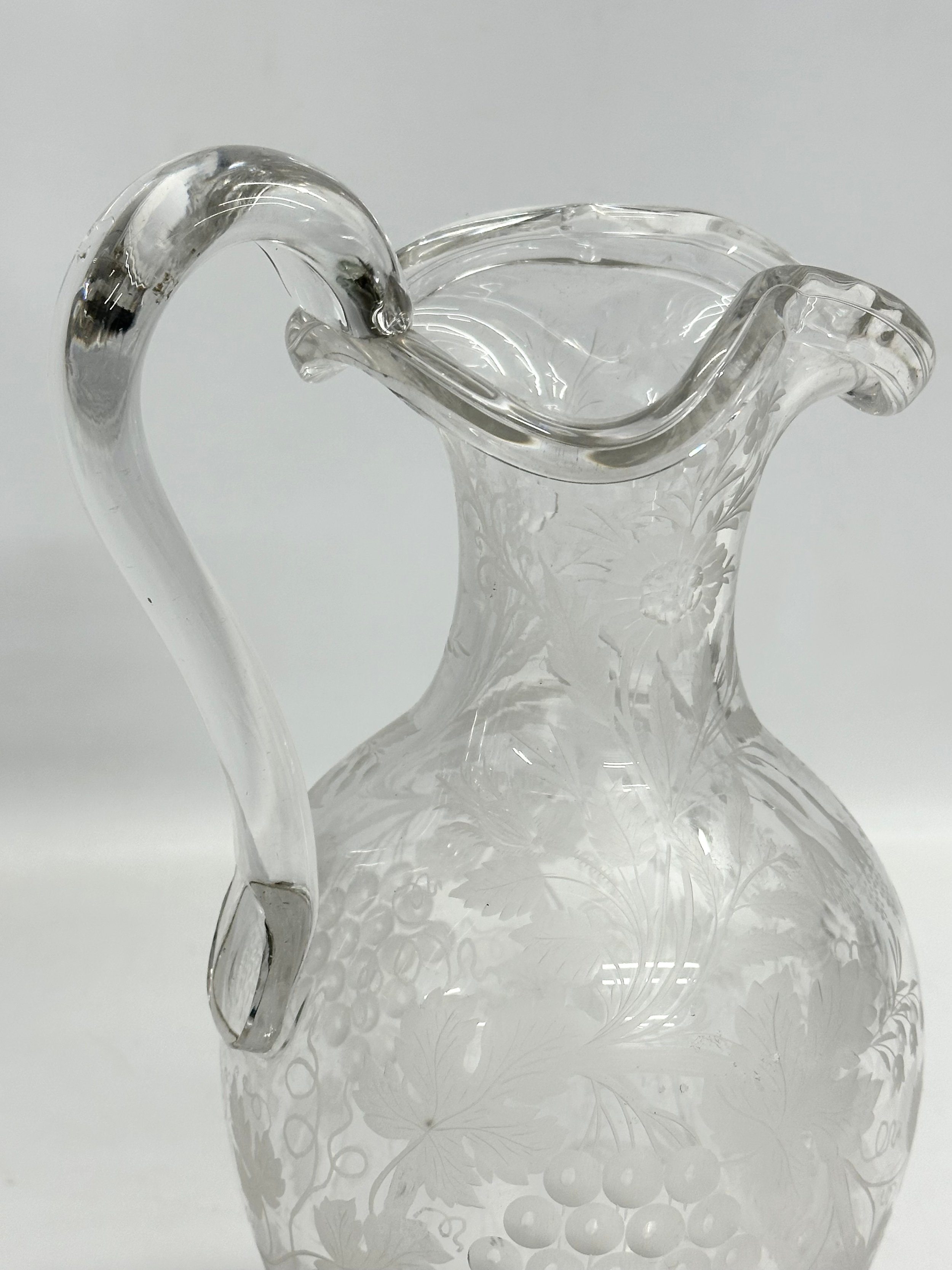 An etched glass pitcher in the manner of William Fritsche. Decorated with leaves, grape vines and - Image 3 of 11