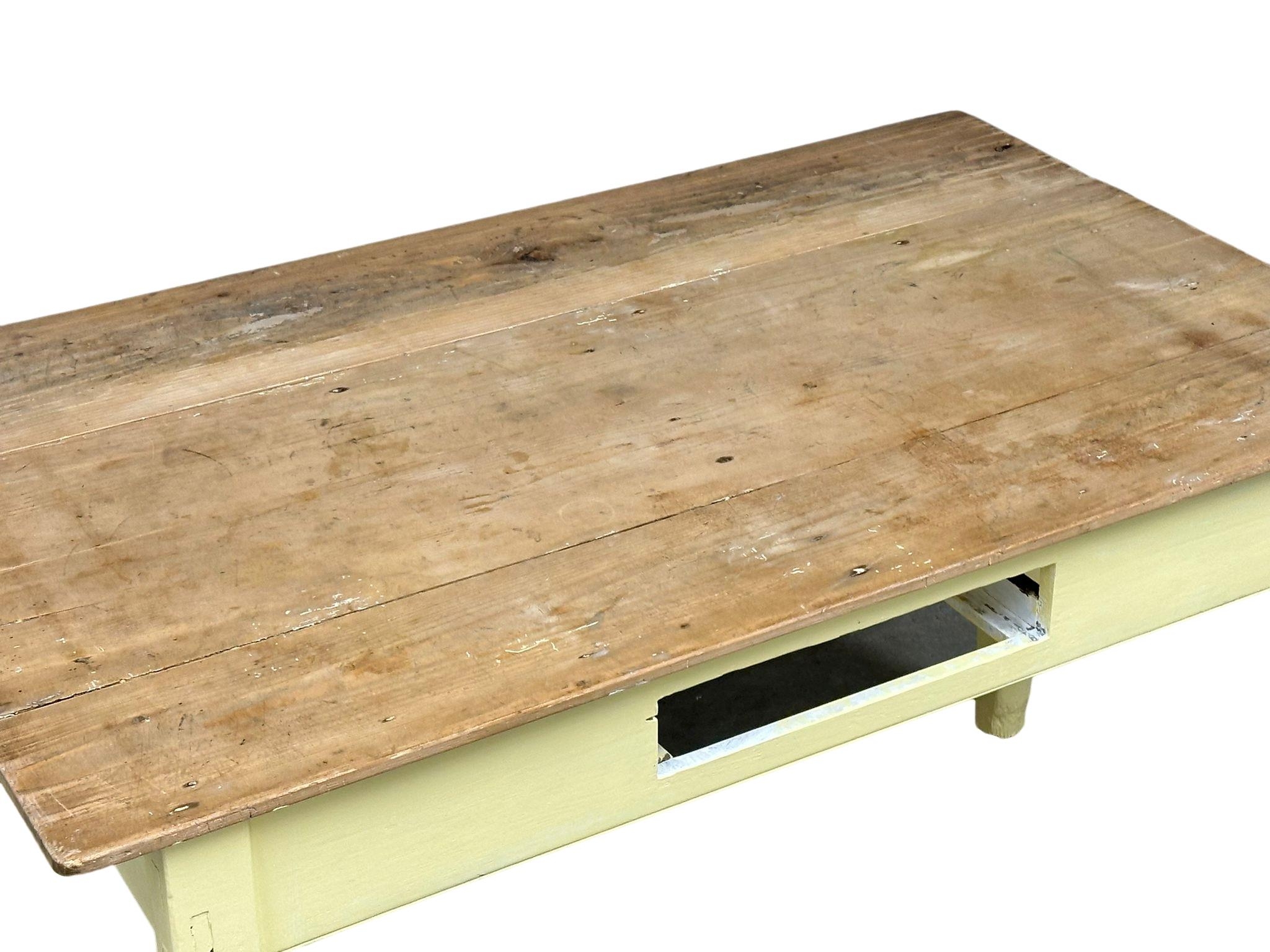 A Victorian pine farmhouse kitchen table. Closed 151x66x77cm. Open 151x91.5x77cm - Image 4 of 4