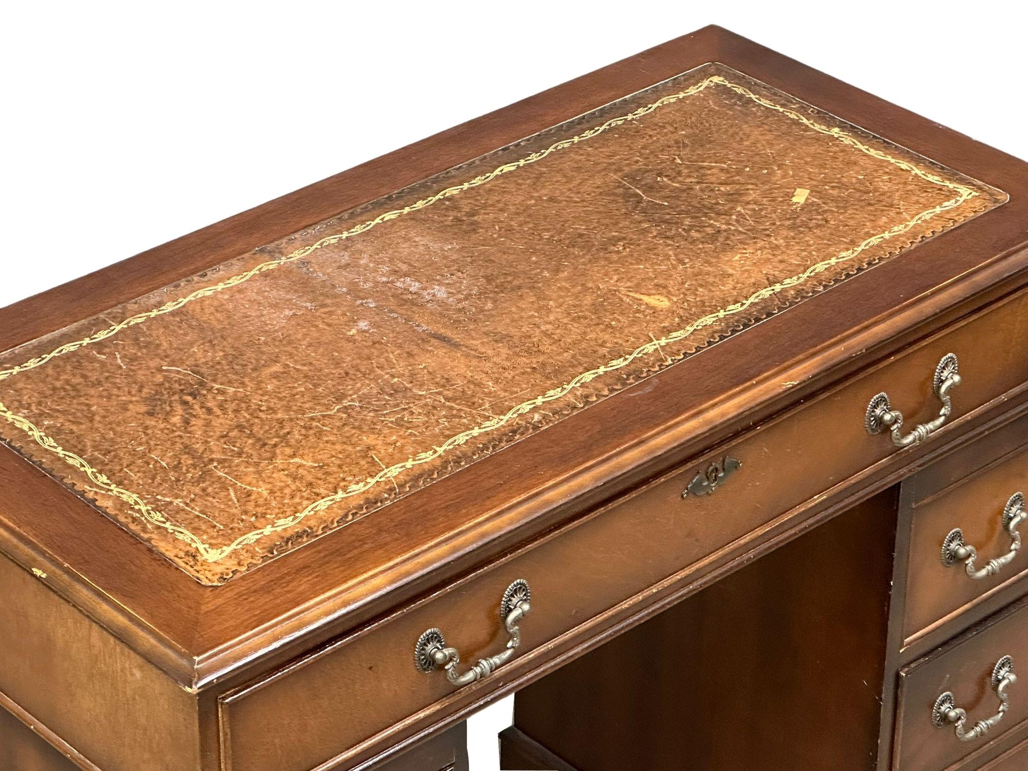 A small proportioned Georgian style mahogany pedestal desk with leather top, 91.5cm x 46cm x 76cm - Image 3 of 10