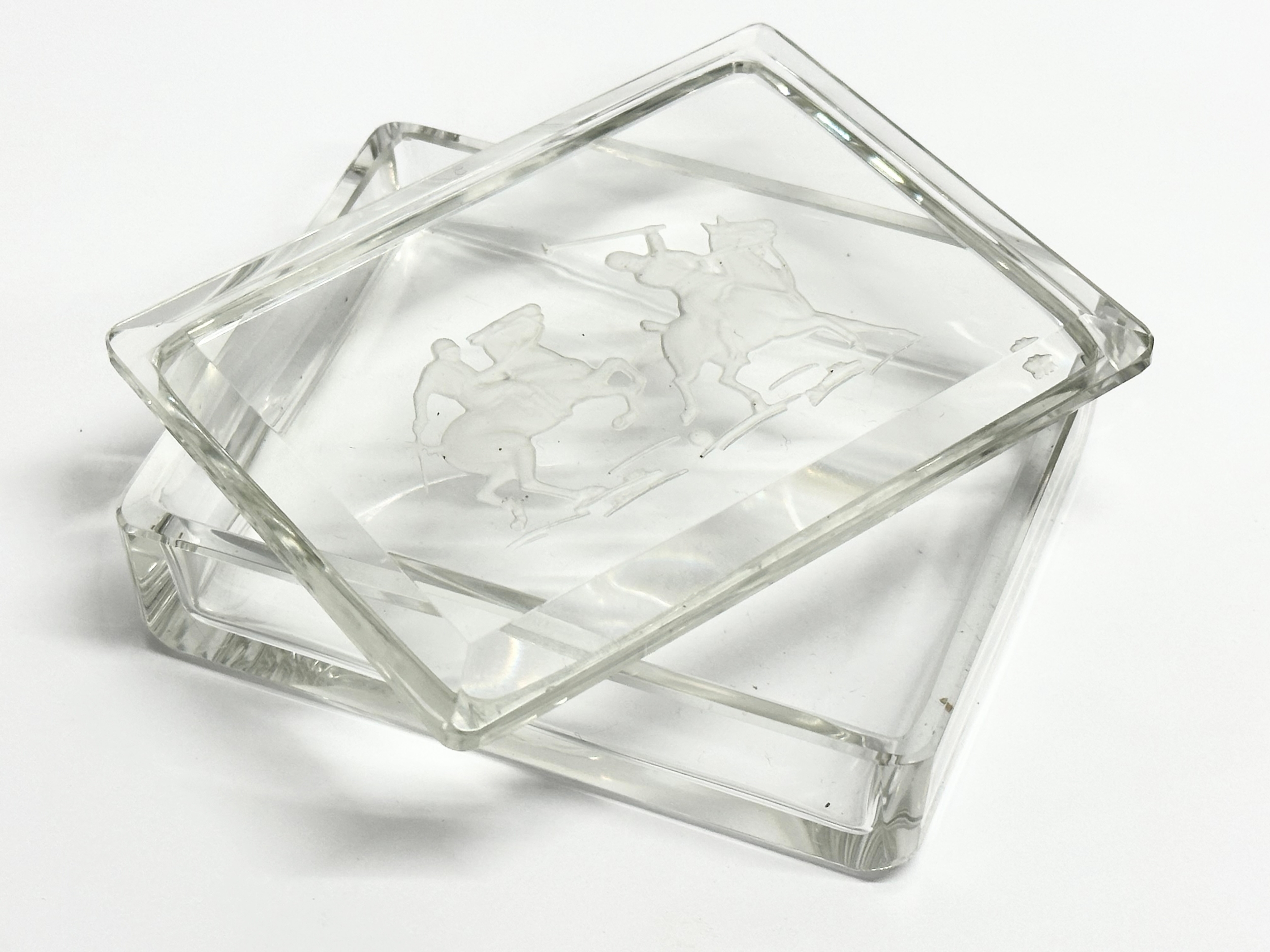 An early 20th century Heinrich Hoffmann ‘Intaglio’ glass trinket box. 11x8.5x3.5cm - Image 3 of 4