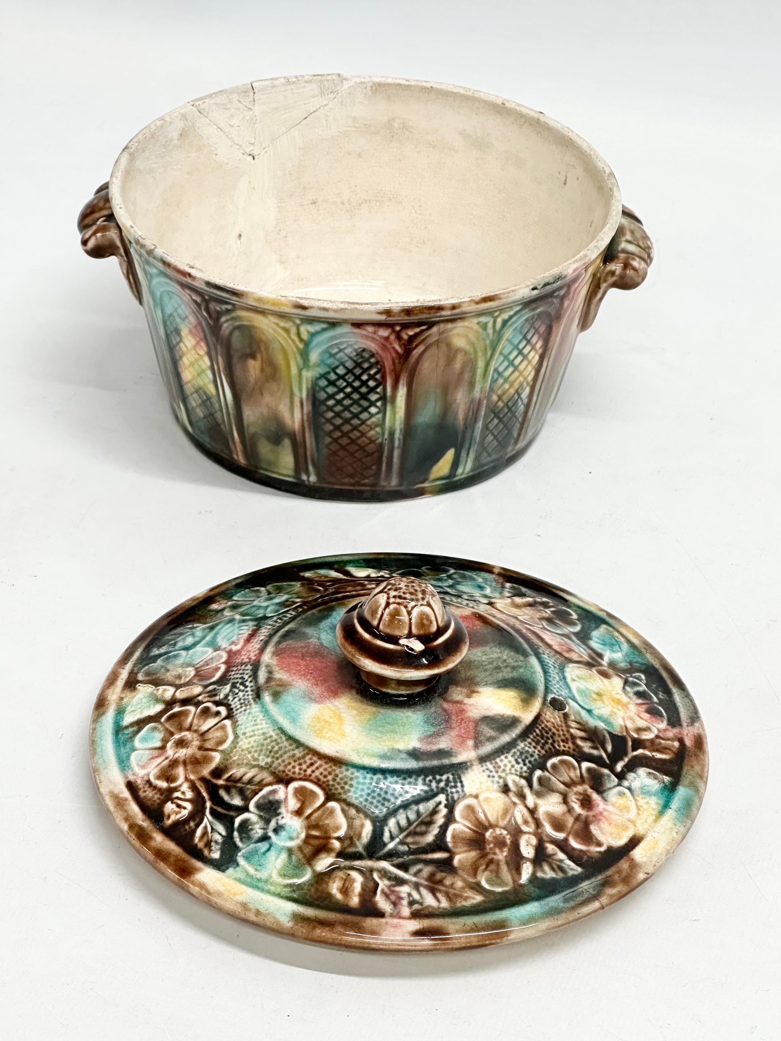 A 19th century Majolica tureen with lid in the manner of Thomas Wieldon. 17x15x13cm - Image 2 of 7