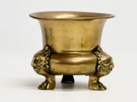 An early 20th century brass jardiniere raised on 3 paw feet. 15.5x12cm