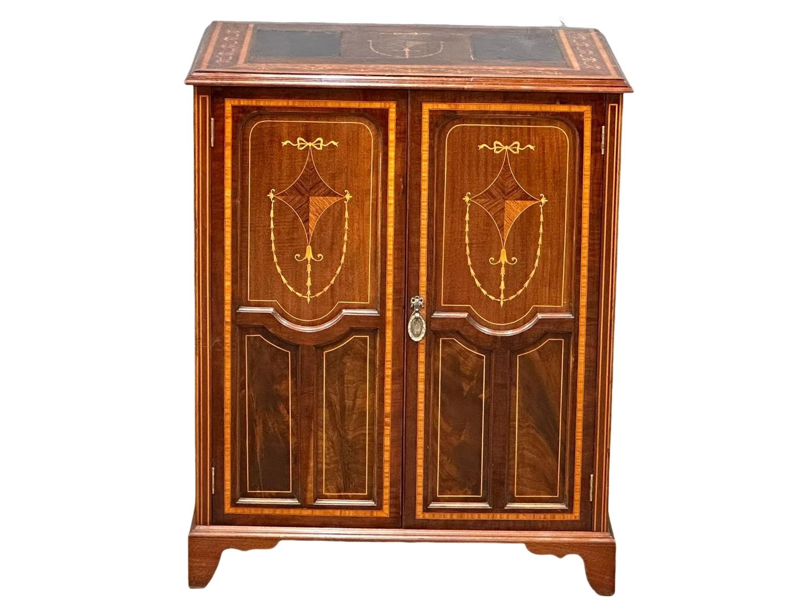 A late 19th century Sheraton Revival inlaid mahogany linen cupboard/ side cabinet. Circa 1890- - Image 7 of 7