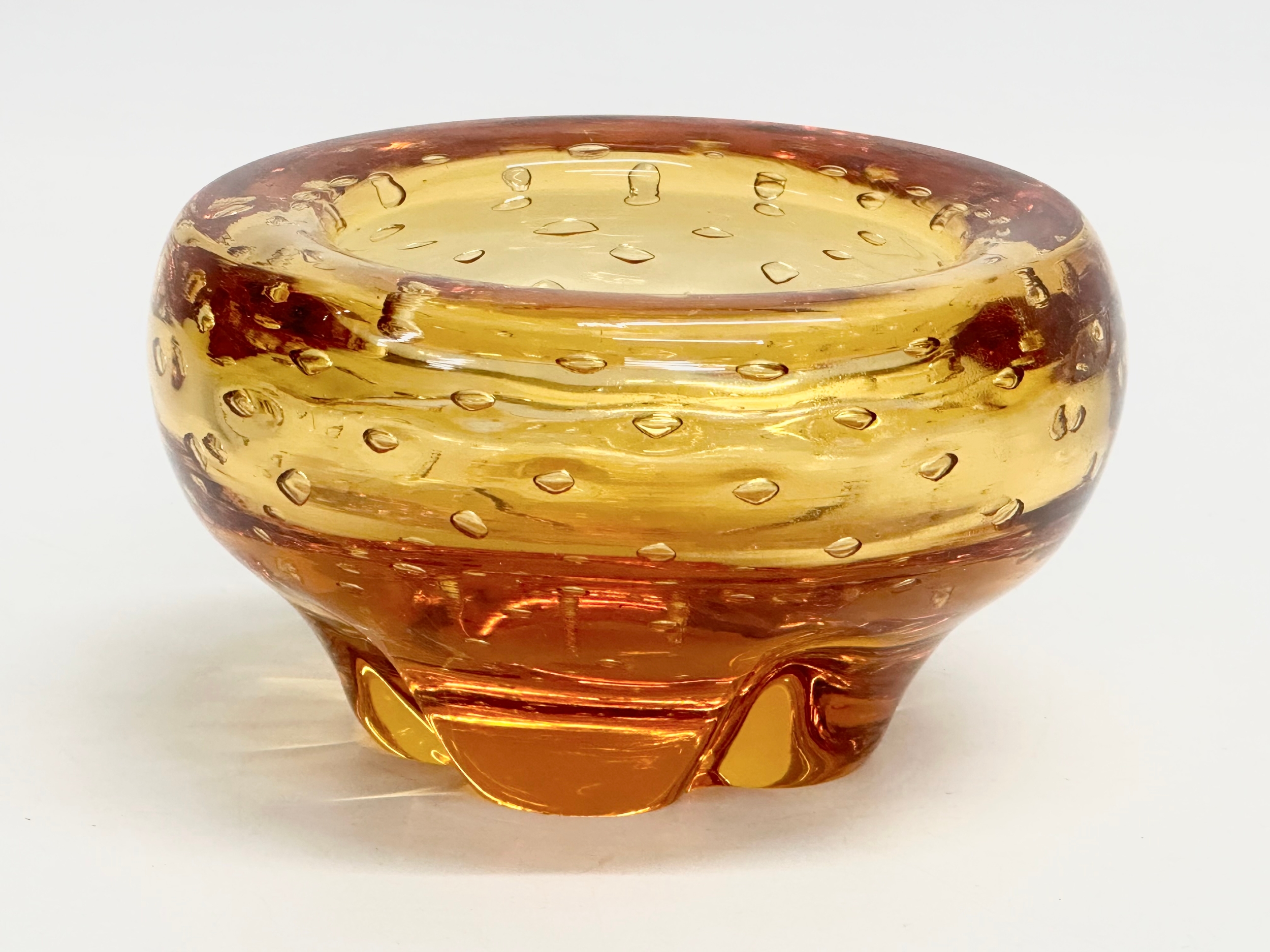 A ‘Molar’ Bubbled Bowl designed by Geoffrey Baxter for Whitefriars. 12x7cm