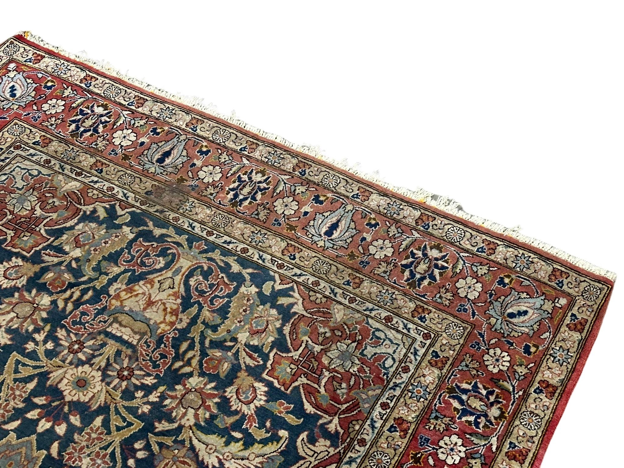 A vintage Persian style rug. 140x220cm - Image 3 of 4