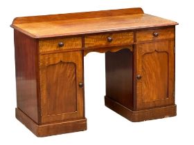 A Victorian mahogany pedestal dressing table. 122x59x83cm