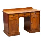 A Victorian mahogany pedestal dressing table. 122x59x83cm