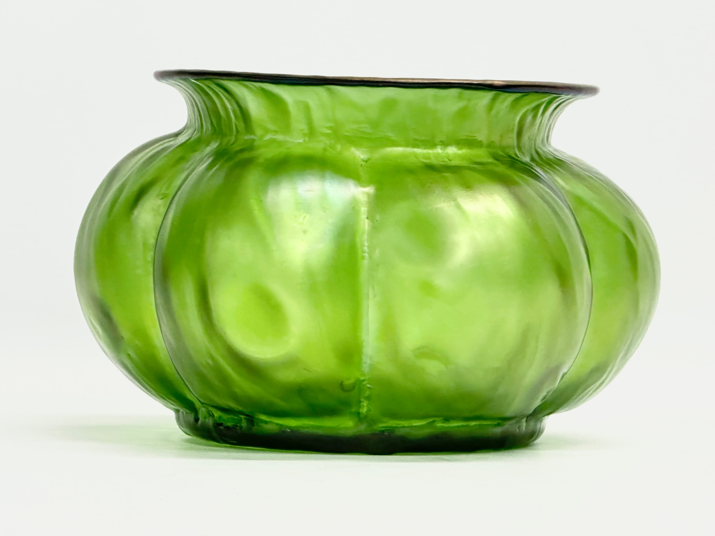 A large early 20th century Loetz ‘Rusticana’ iridescent ‘Rusticana’ glass bowl. Circa 1900. 22x14cm - Image 3 of 6
