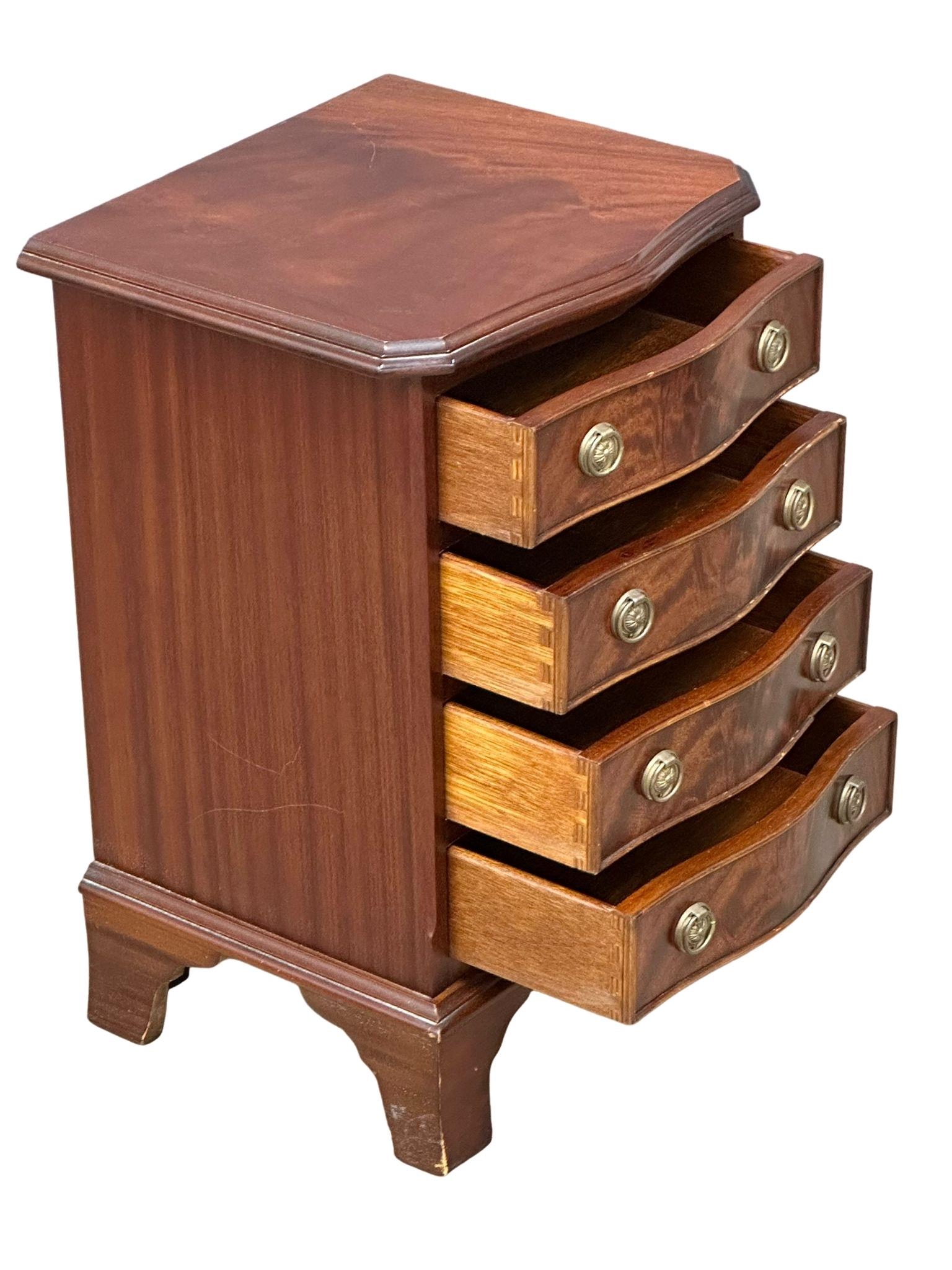 A small Georgian style mahogany serpentine front chest of drawers. 41x36x61cm - Image 2 of 4