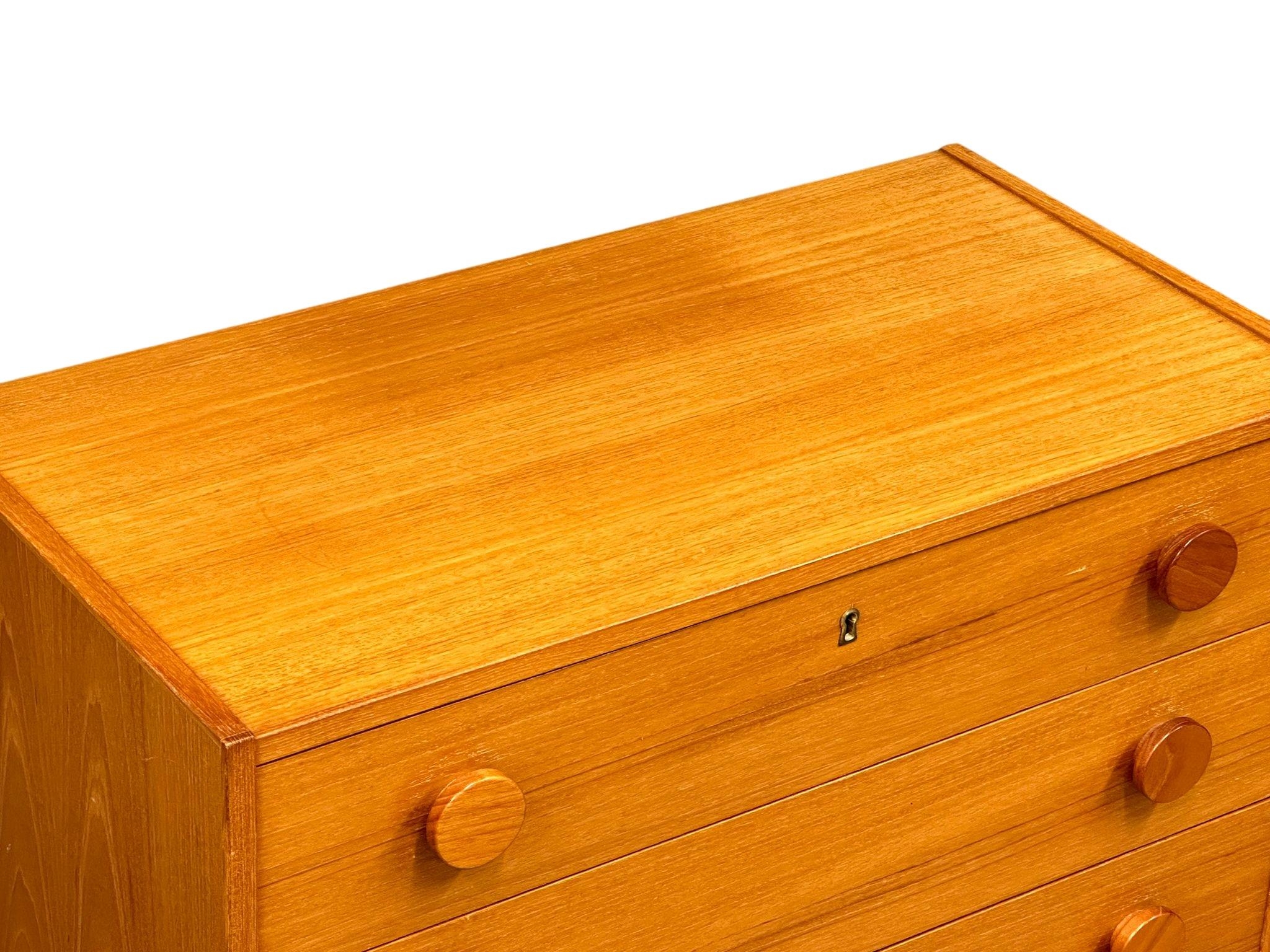 A Danish Mid Century teak chest of drawers. 76.5x40x93.5cm. - Image 11 of 16