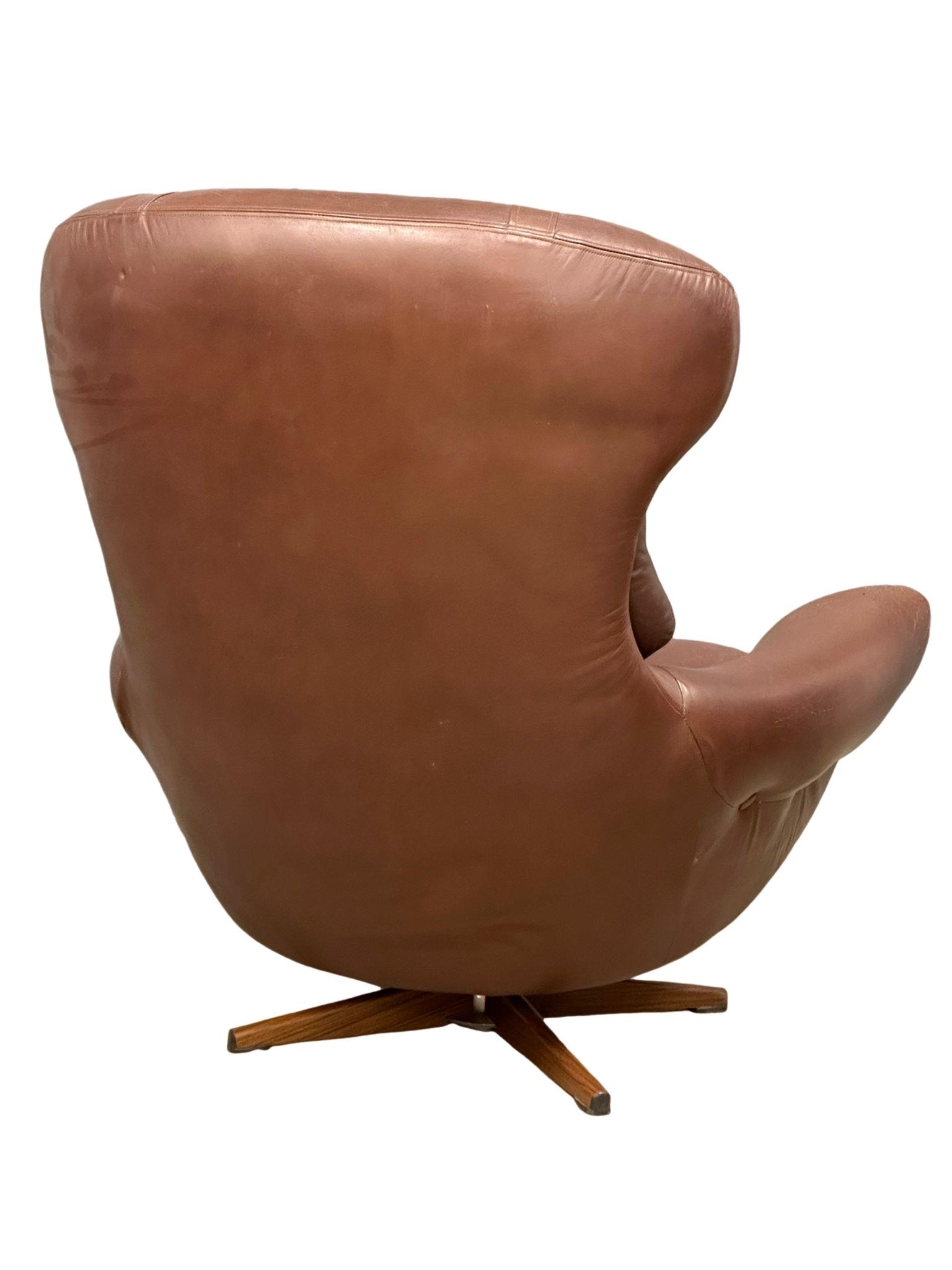 A Swedish Mid Century Gungan Slatte leather swivel chair on faux rosewood base.1 - Image 3 of 5