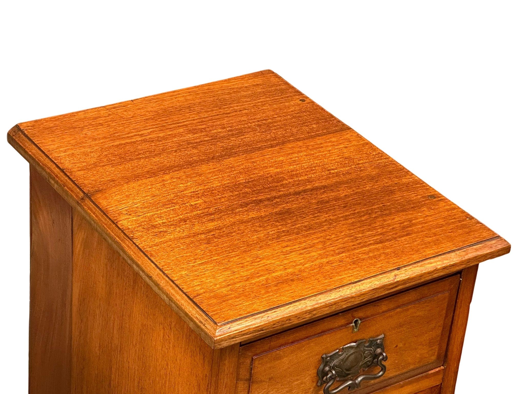 A pair of large late Victorian walnut pedestal side chests with 4 drawers. Circa 1890-1900. - Image 6 of 8