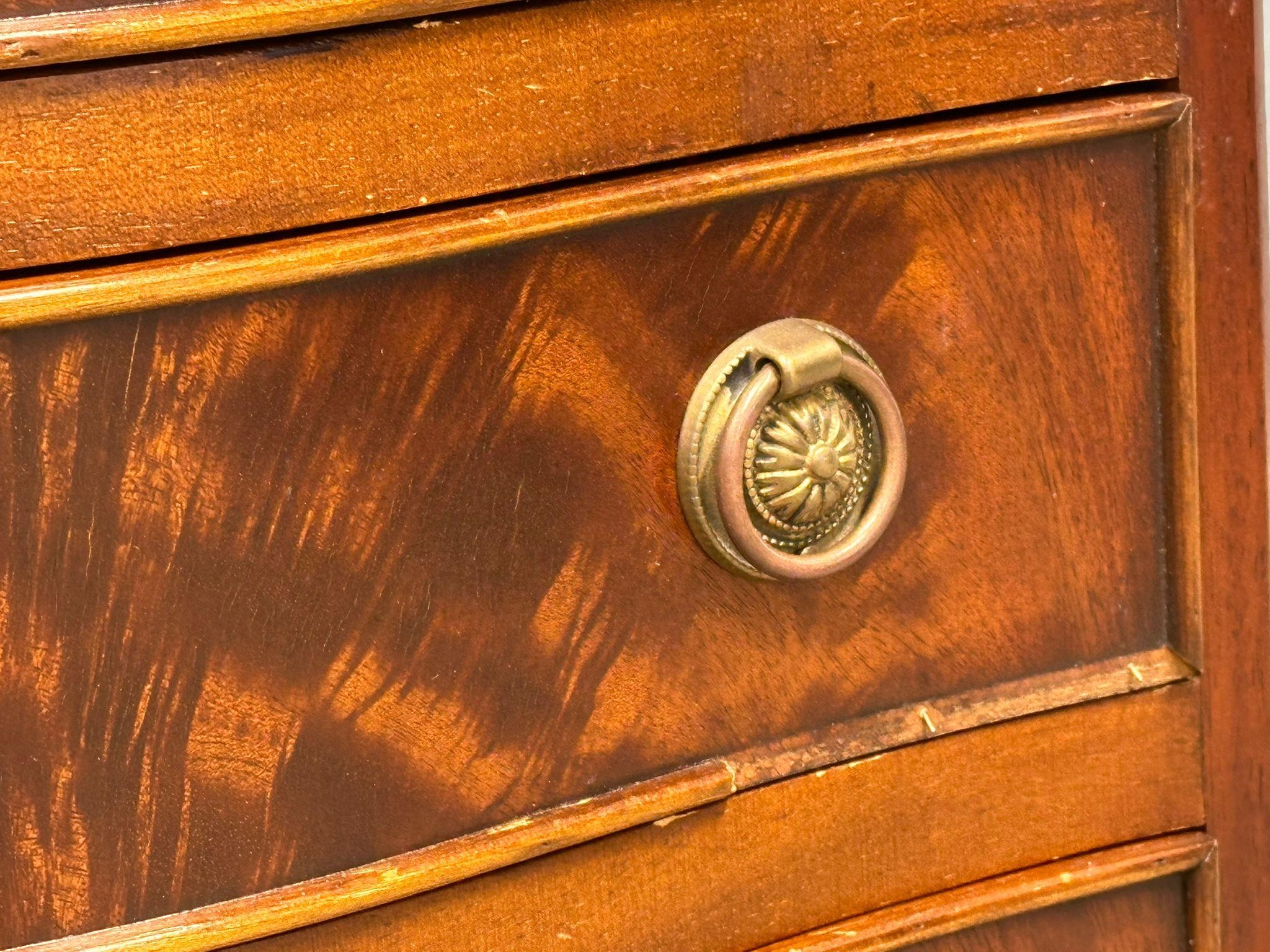 A small Georgian style mahogany serpentine front chest of drawers. 41x36x61cm - Image 4 of 4