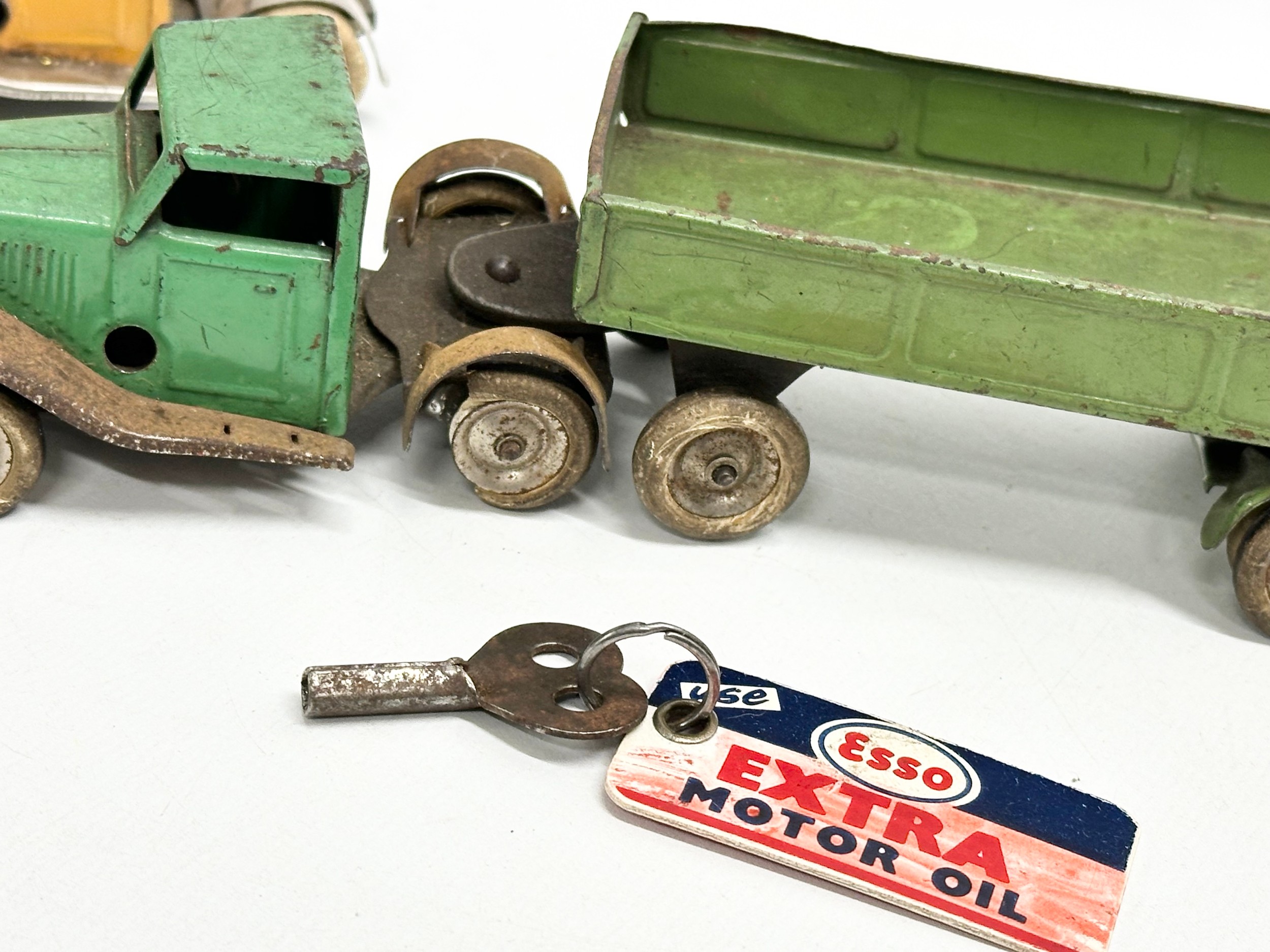2 vintage Tri-ang Minic Toys tinplate mechanical trucks and trailer. 1940-1950. 19cm including - Image 12 of 12