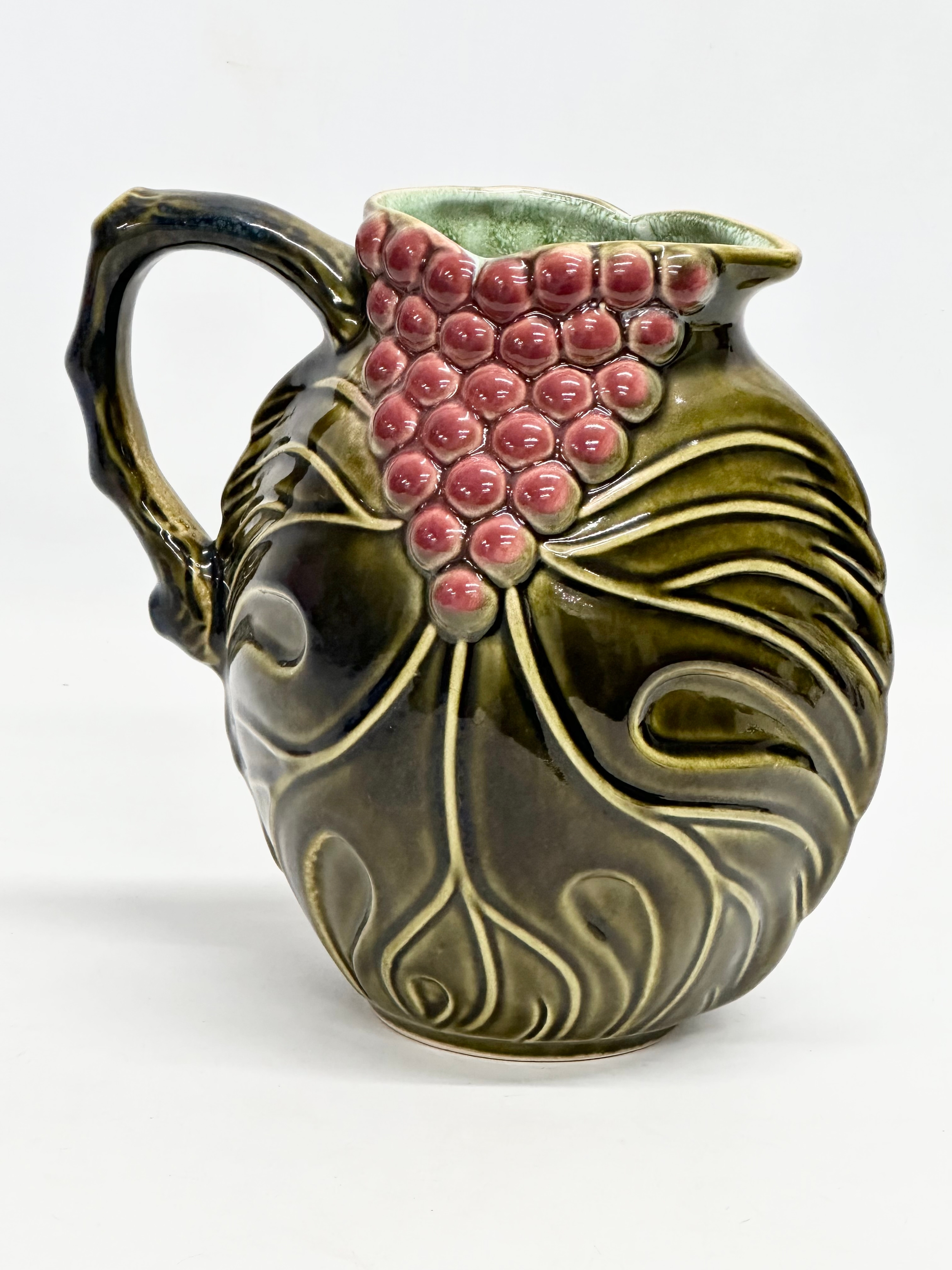 A Mid Century West German glazed grape and leaf design jug. 20x20cm - Bild 2 aus 4