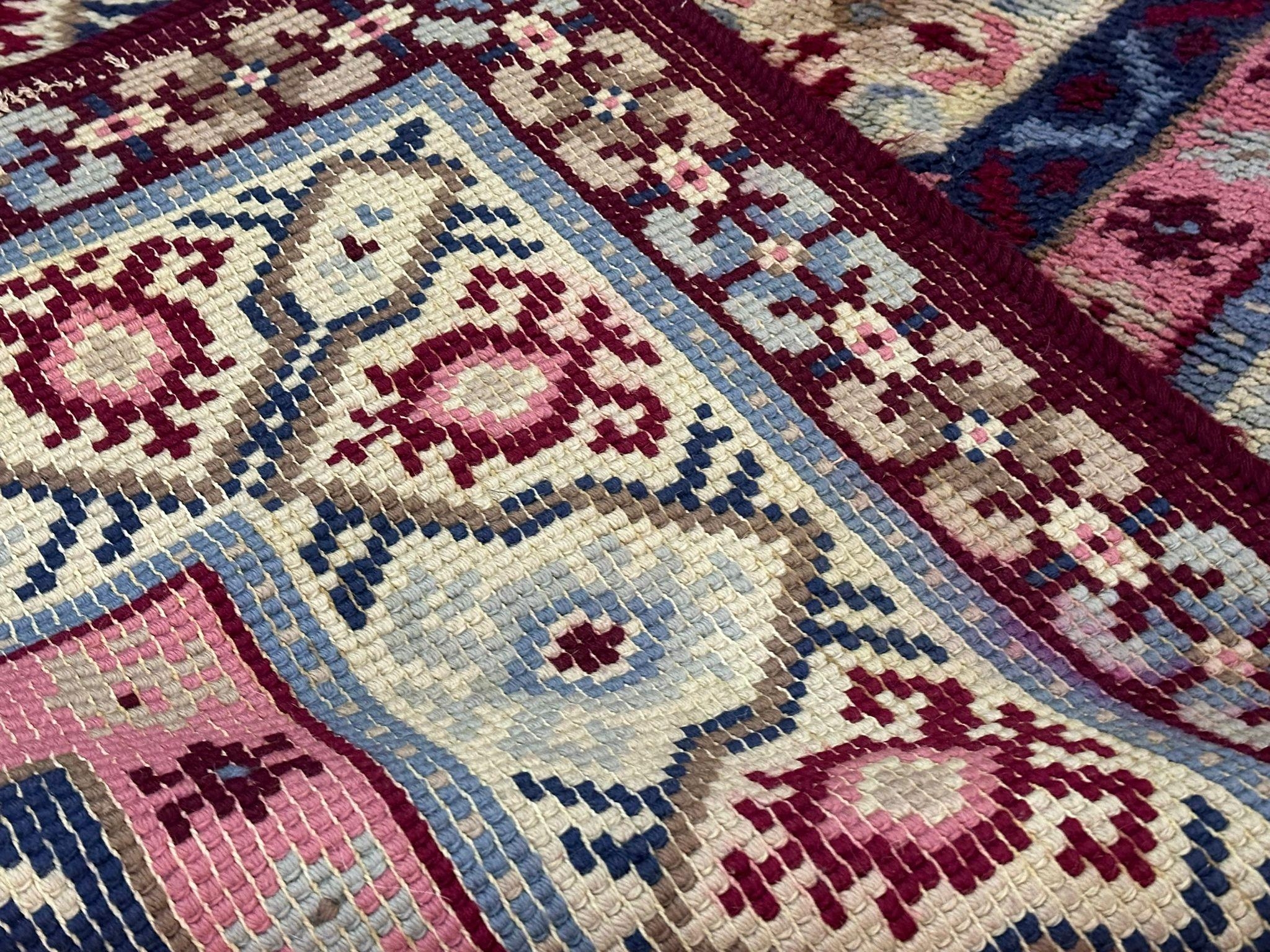 A large vintage Middle Eastern style wool rug. 229x123cm - Image 4 of 5
