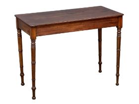 A George IV mahogany side table on reeded legs. Circa 1820. 96.5x43x79cm