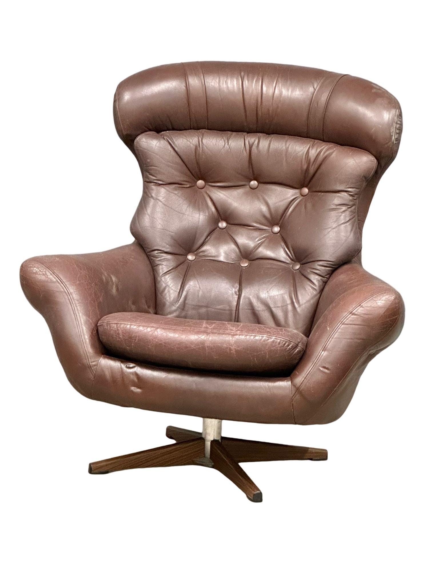 A Swedish Mid Century Gungan Slatte leather swivel chair on faux rosewood base.1