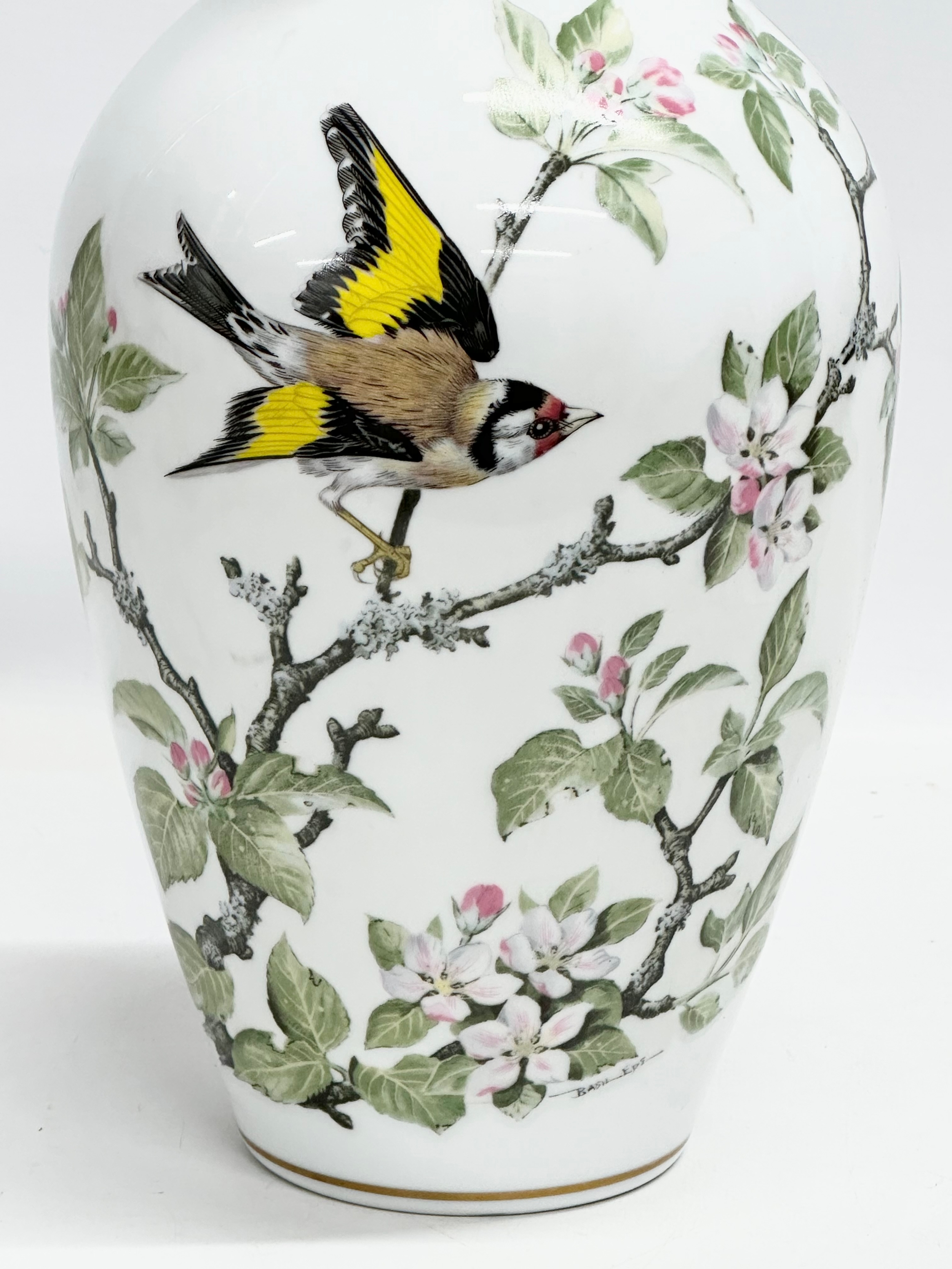 A pair of Limited Edition ‘The Meadowland Bird’ vases designed by Basil Ede for Franklin Mint. 1980. - Image 3 of 6