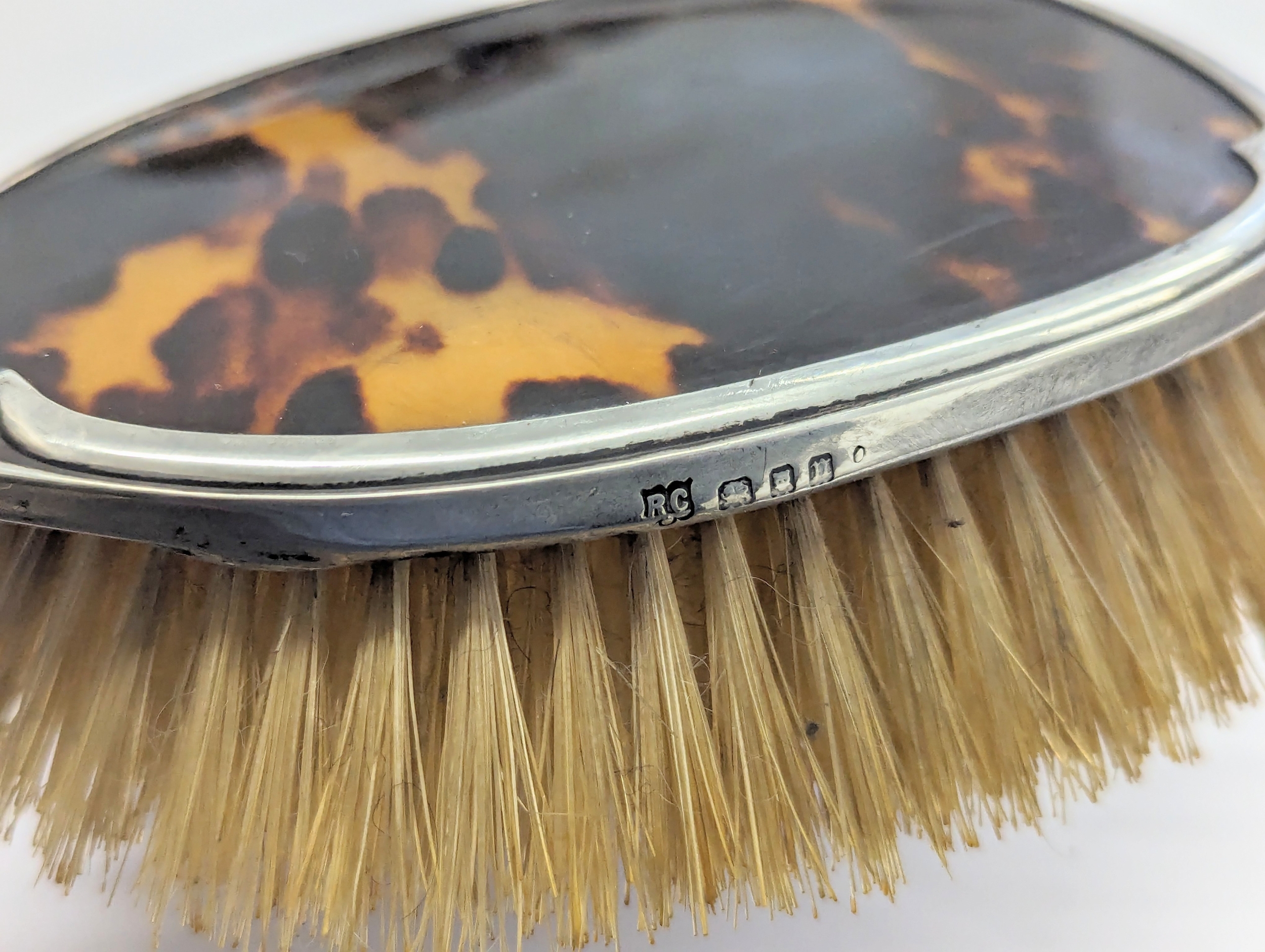 An early 20th century Art Deco silver rimmed / handled vanity brush by Richard Comyns. London, 1928. - Image 3 of 4