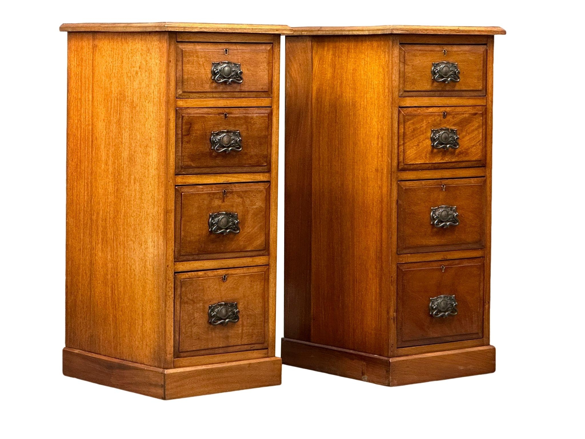 A pair of large late Victorian walnut pedestal side chests with 4 drawers. Circa 1890-1900. - Image 8 of 8