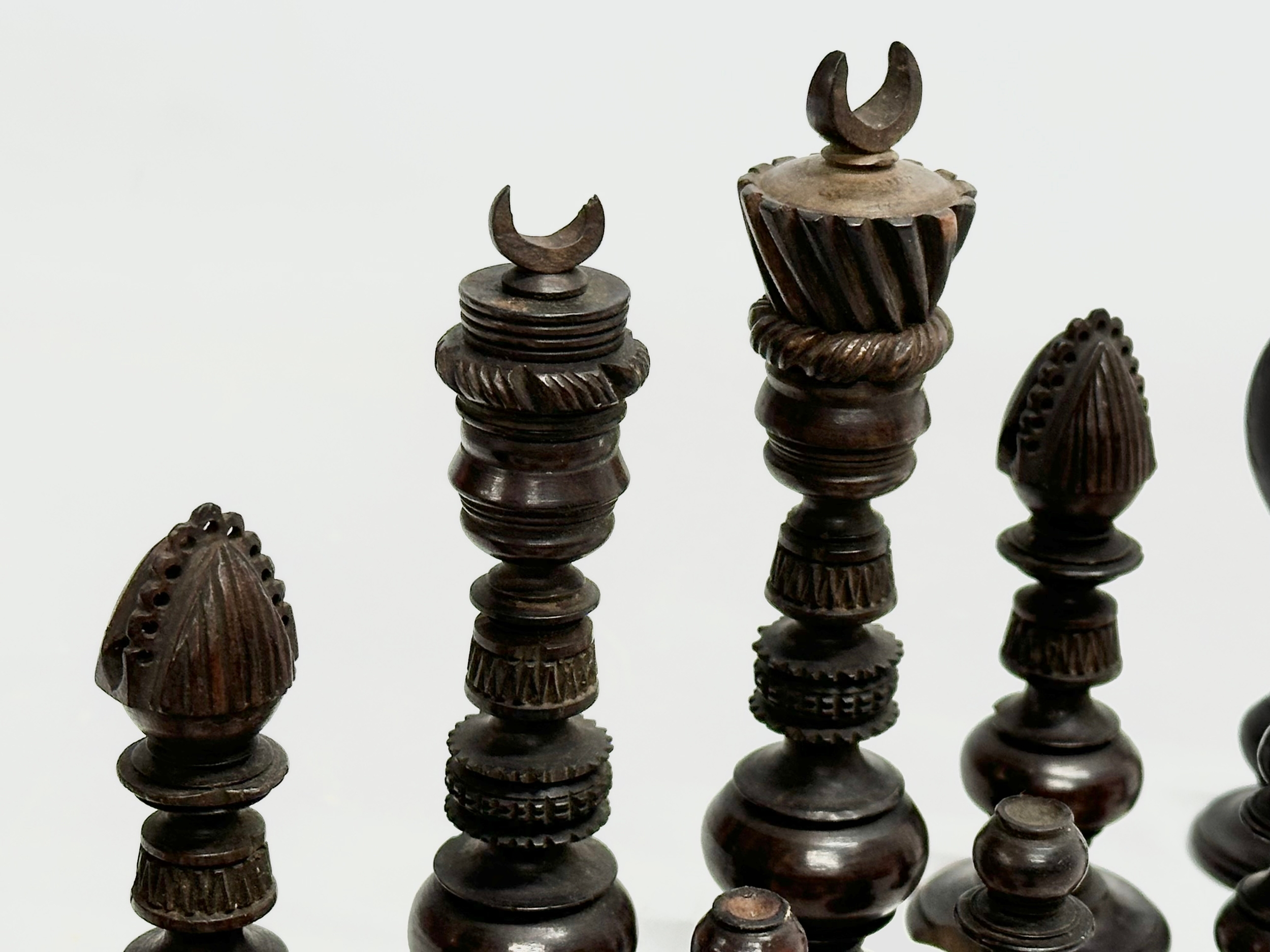 Good quality 19th Century chess pieces in the style of the Holy Land Crusade, Islamic vs Christian - Image 4 of 17