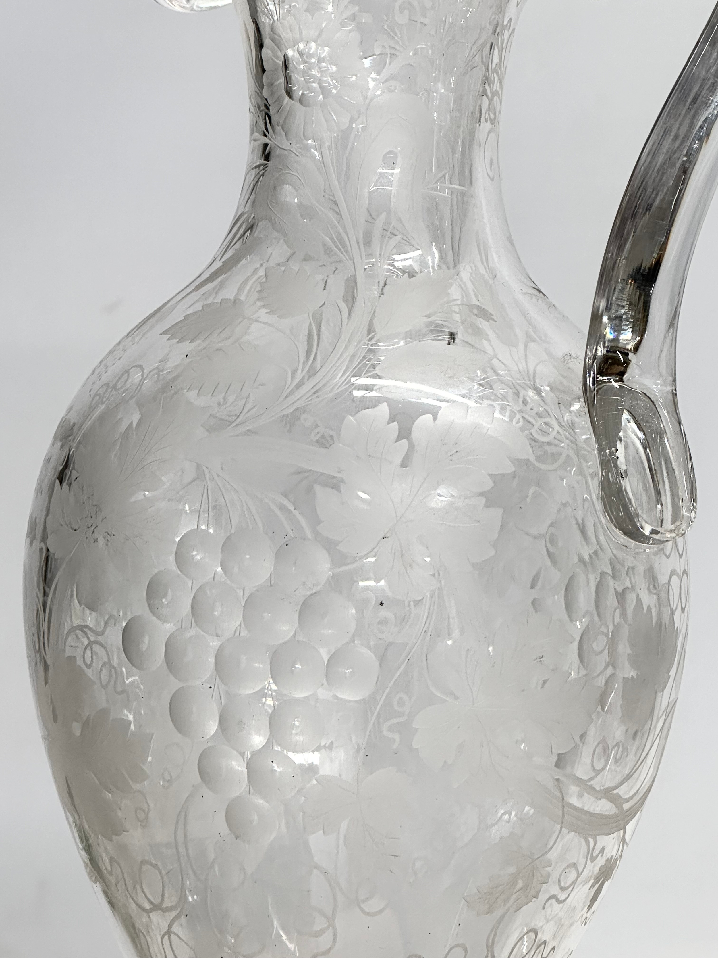 An etched glass pitcher in the manner of William Fritsche. Decorated with leaves, grape vines and - Image 9 of 11