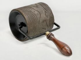 A late 19th century scumble paint roller. 15x25cm
