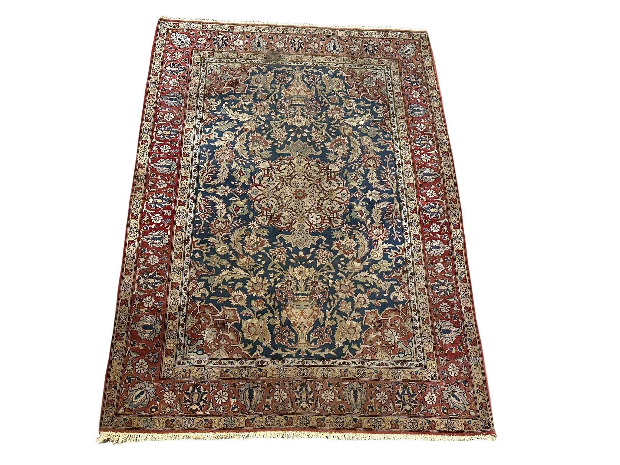 A vintage Persian style rug. 140x220cm