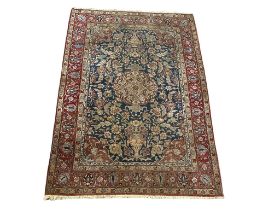 A vintage Persian style rug. 140x220cm