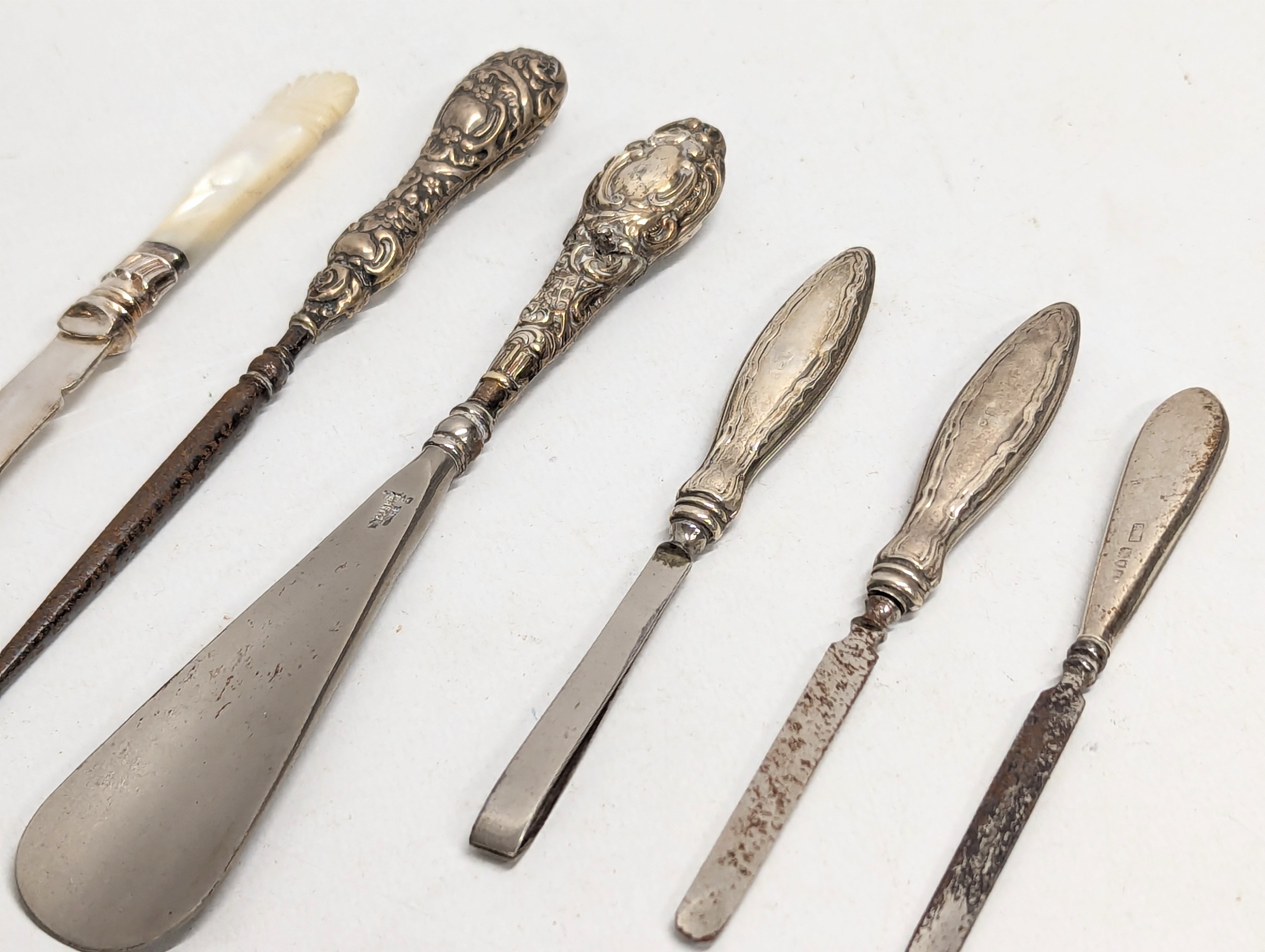 A quantity of early 20th century silver mounted cutlery, button hooks, shoe horn, etc. - Image 2 of 3