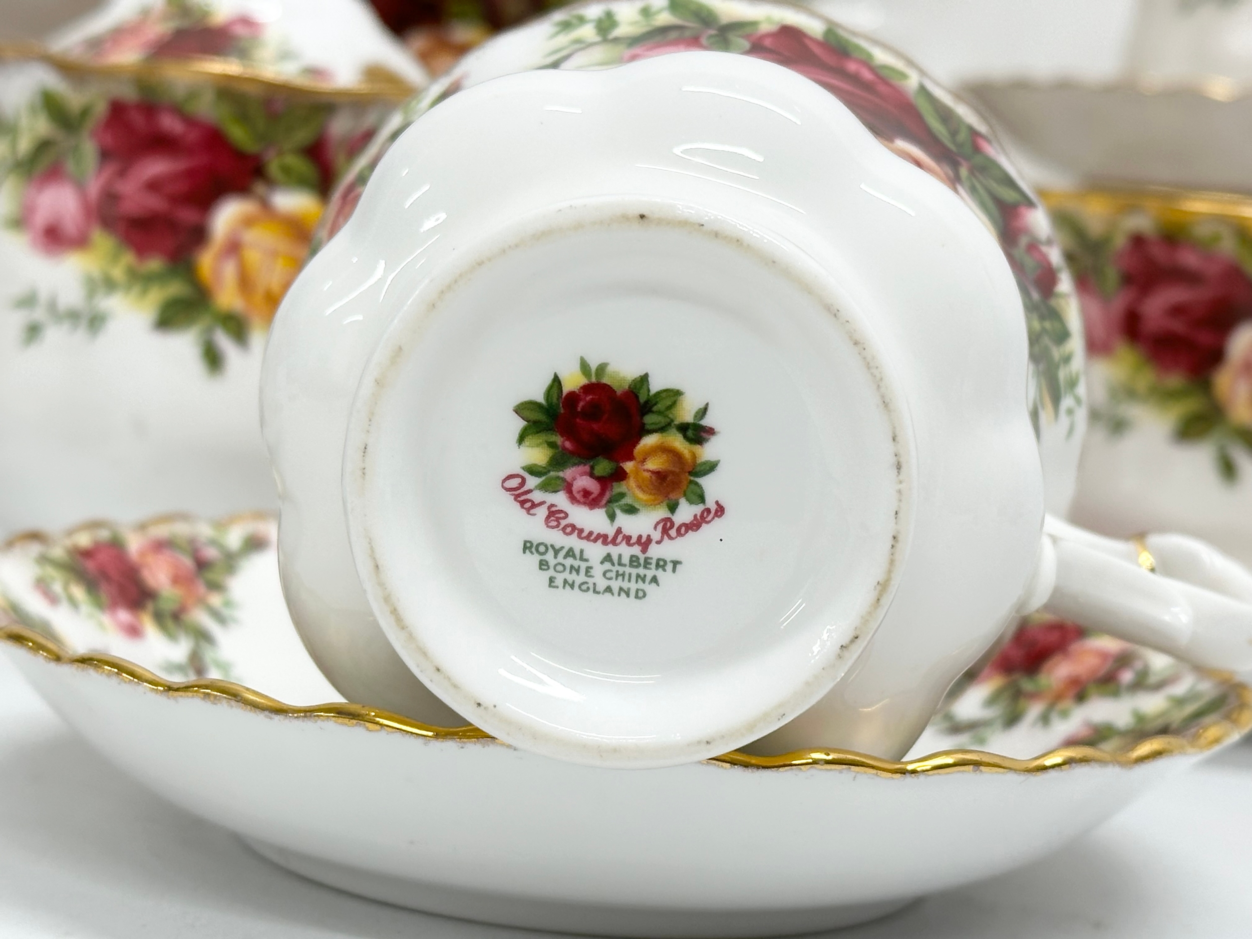 32 piece of Royal Albert ‘Old Country Roses’ tea service. 2 salad plates, a vase, sugar bowl with - Image 6 of 6