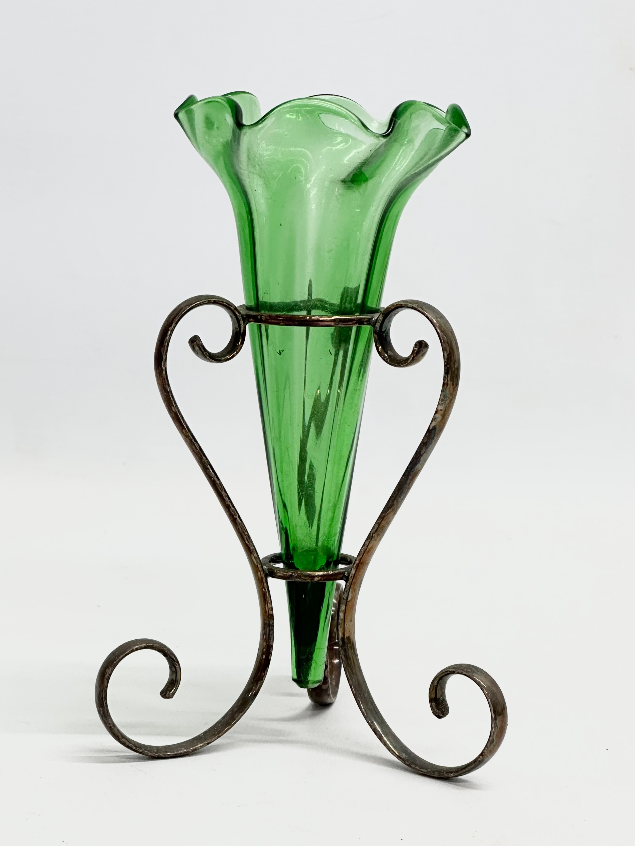 4 Late 19th Century glass epergne vases on silver plated stands. A good quality green frilled rim - Bild 6 aus 7