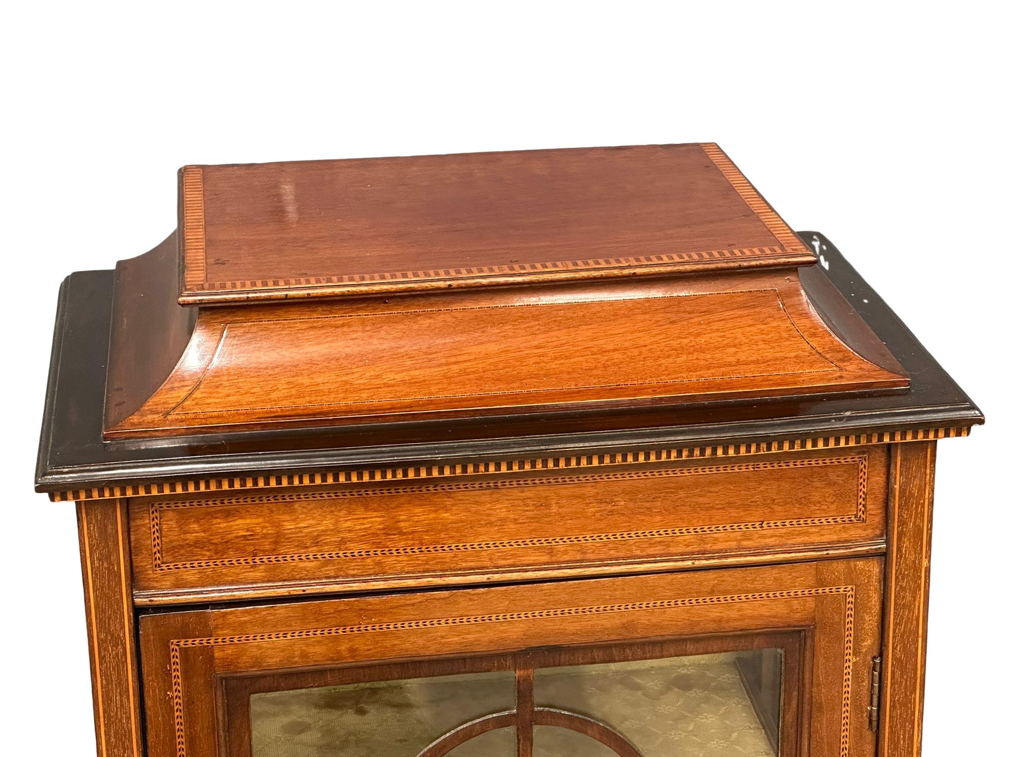 An Edwardian inlaid mahogany display cabinet. 56x34x123cm - Image 2 of 5