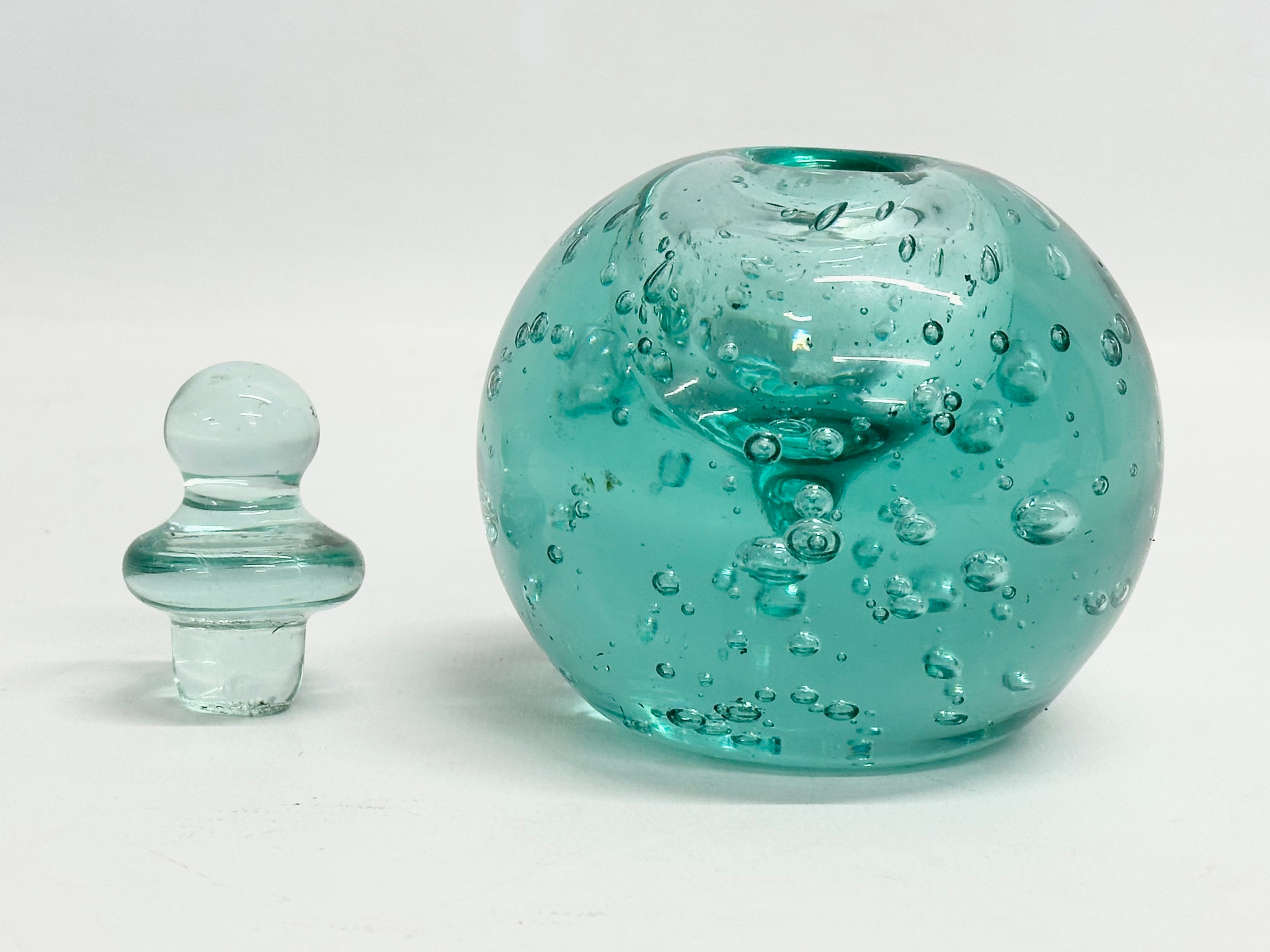 A Victorian glass paperweight inkwell with stopper. 9x11cm - Image 3 of 5