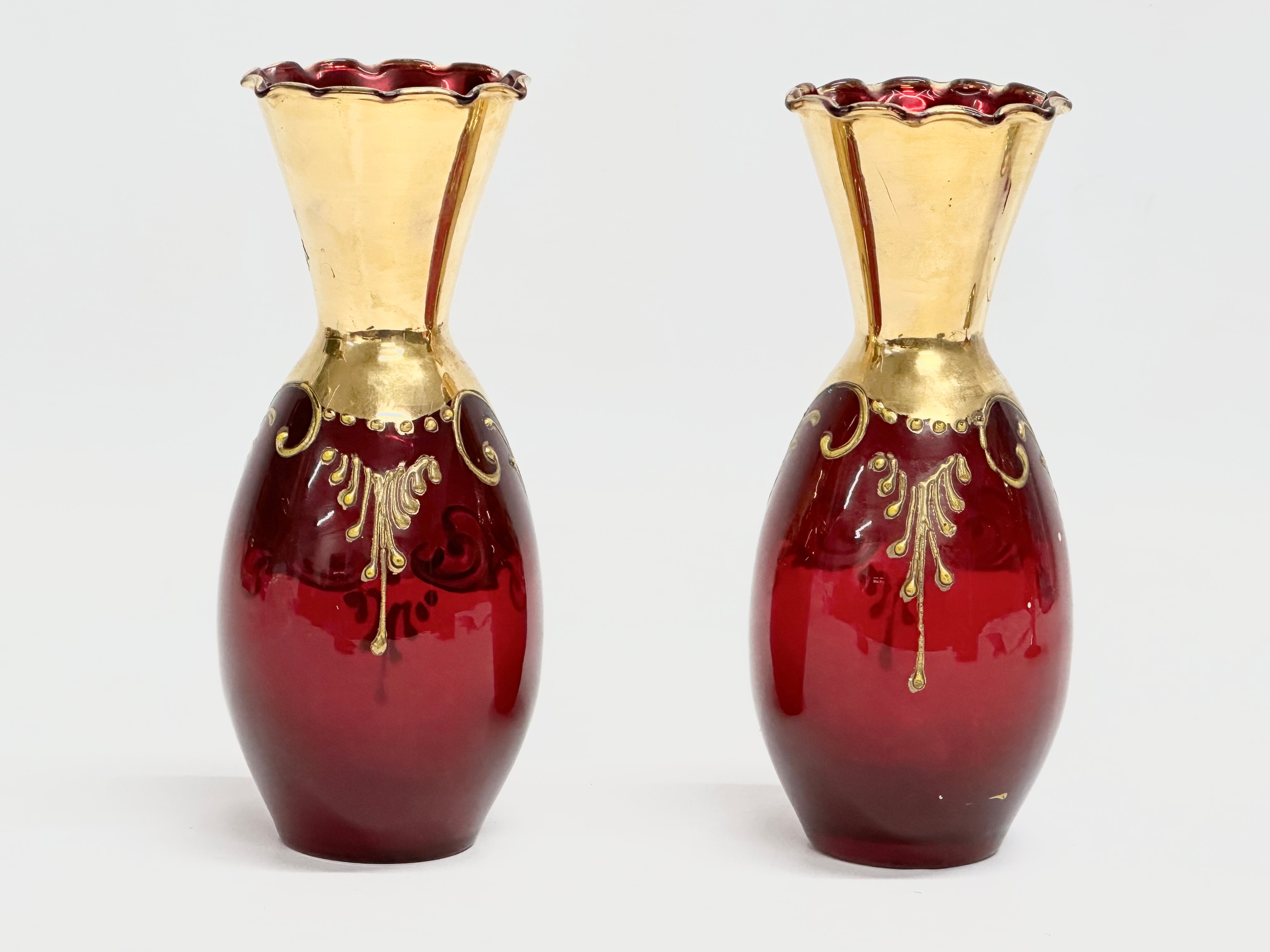 3 pieces of Venetian Murano ruby glass and gilt vases. 21cm - Image 5 of 5