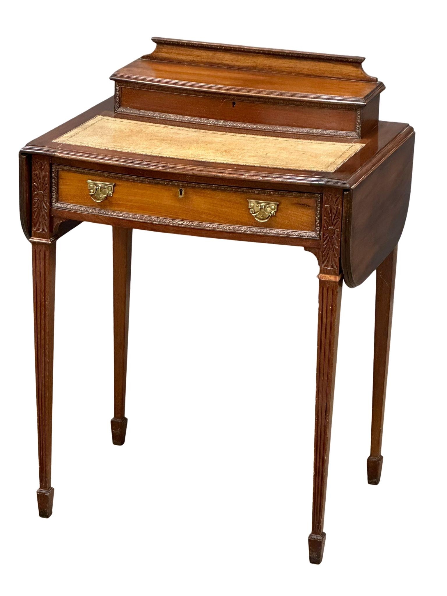 An Early 20th Century Hepplewhite Revival mahogany drop leaf writing table. Circa 1900-1910. - Image 2 of 7