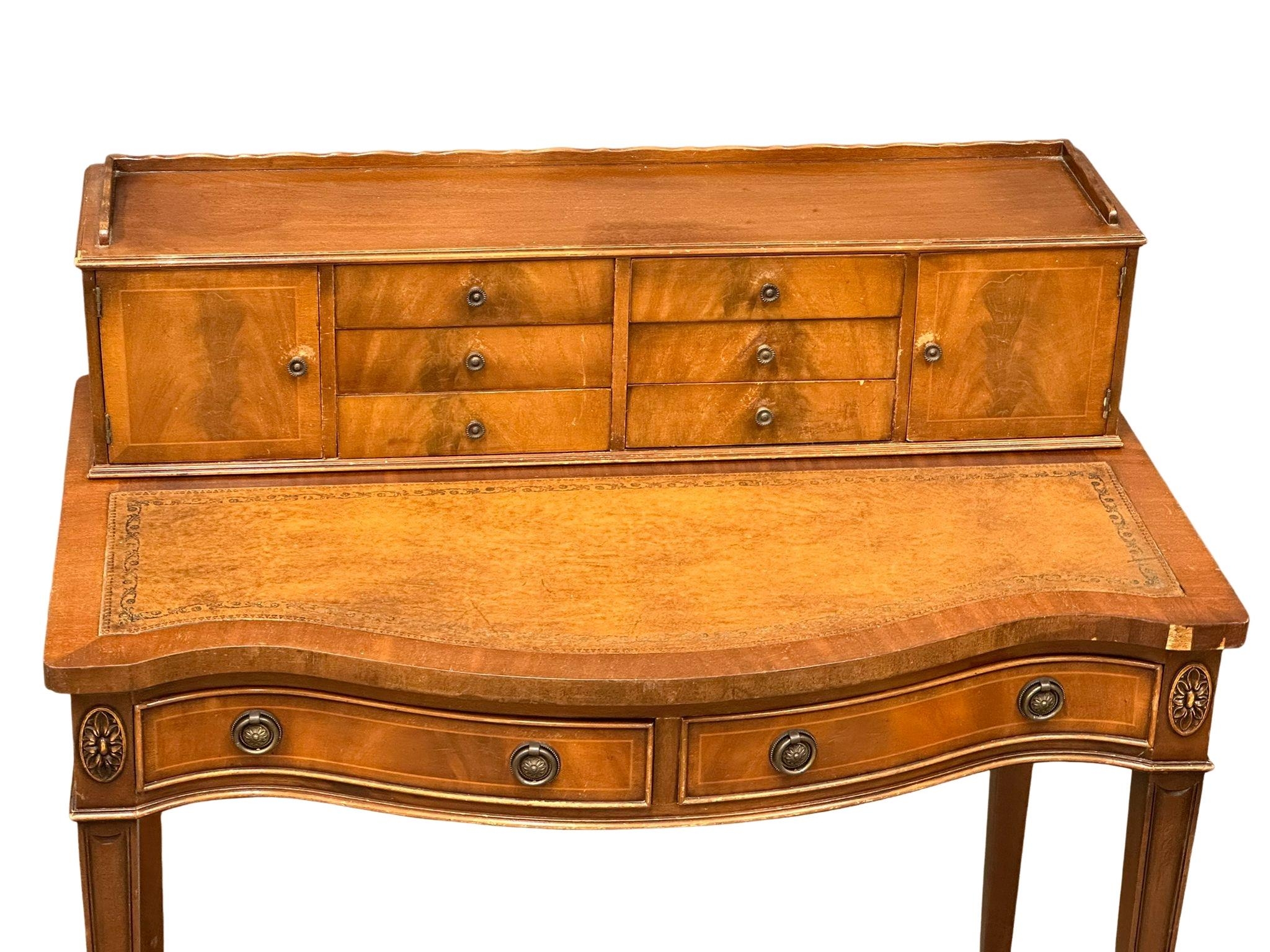 A Hepplewhite style mahogany writing desk with leather top. 91x51x98cm - Image 3 of 6