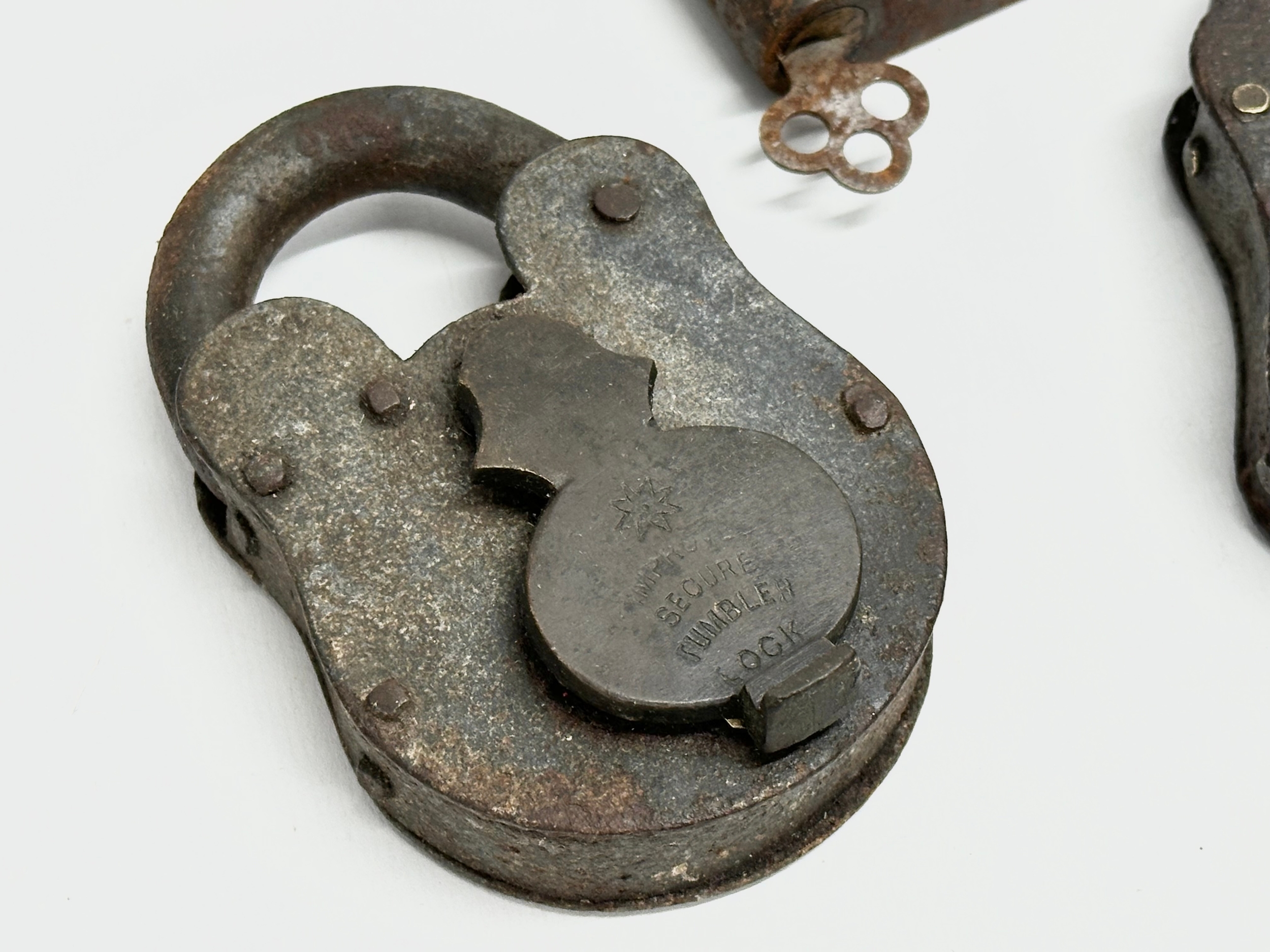 4 Victorian heavy padlocks with an Early 20th Century Yale padlock. Improved Patent Tumbler etc. - Image 3 of 8