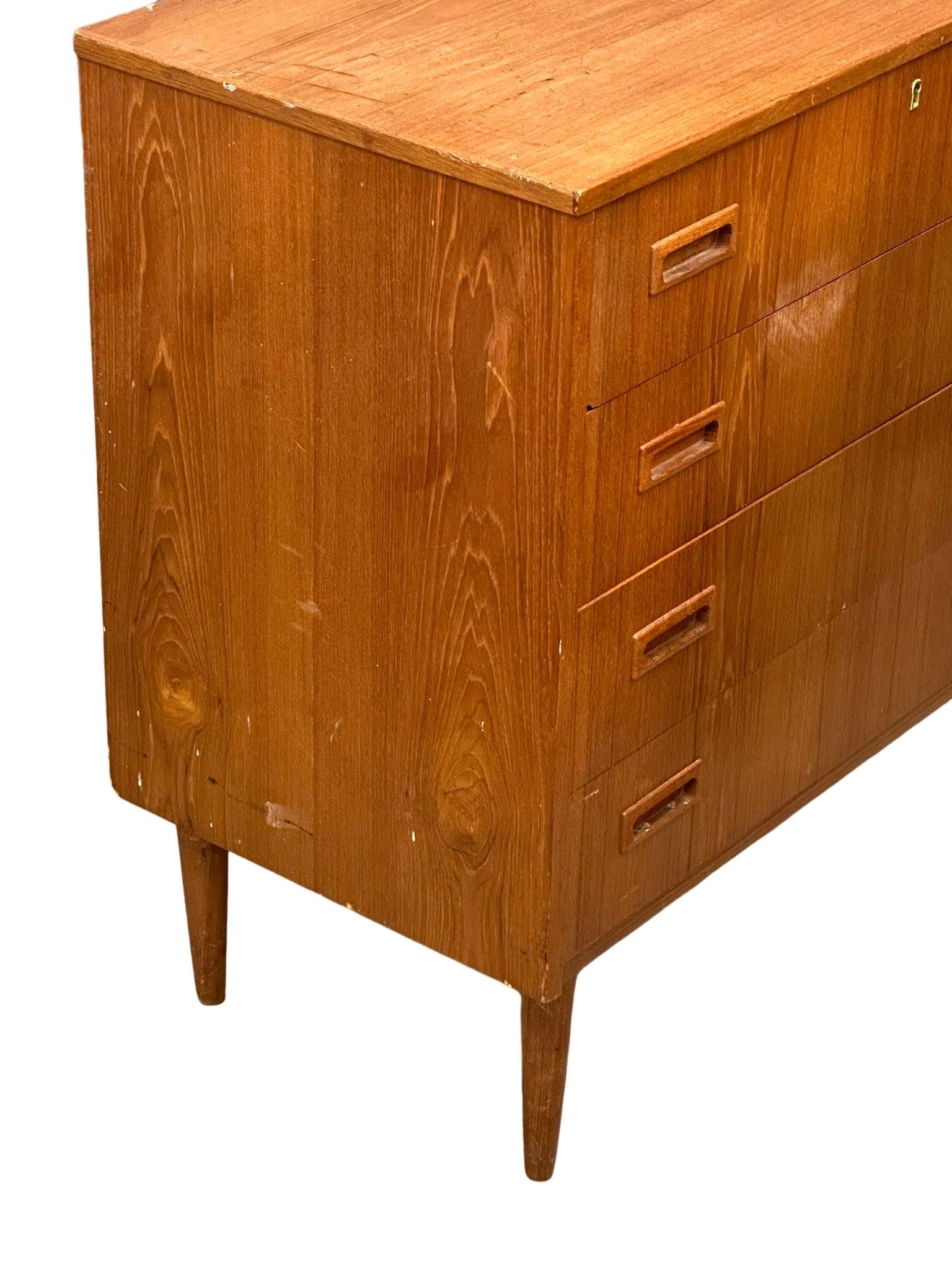 A Danish Mid Century teak chest of drawers. 77x41x79cm - Bild 4 aus 6