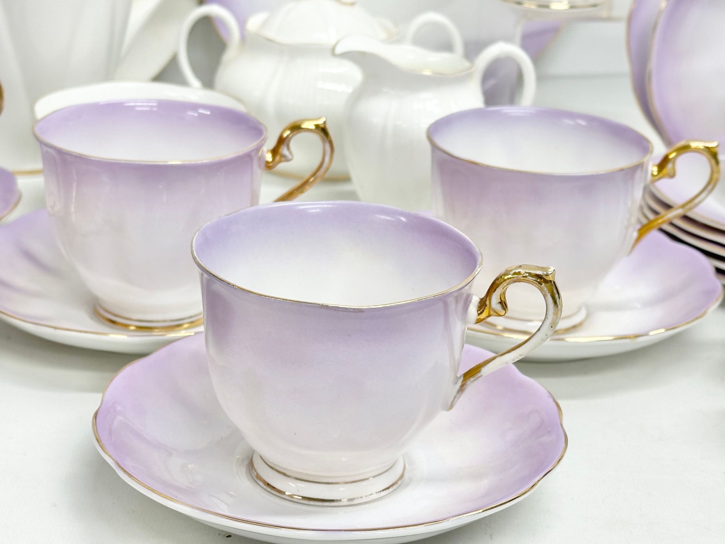 A quantity of Royal Albert tea ware. A 20 piece Royal Albert ‘Rainbow’ tea service with a Royal - Bild 3 aus 7