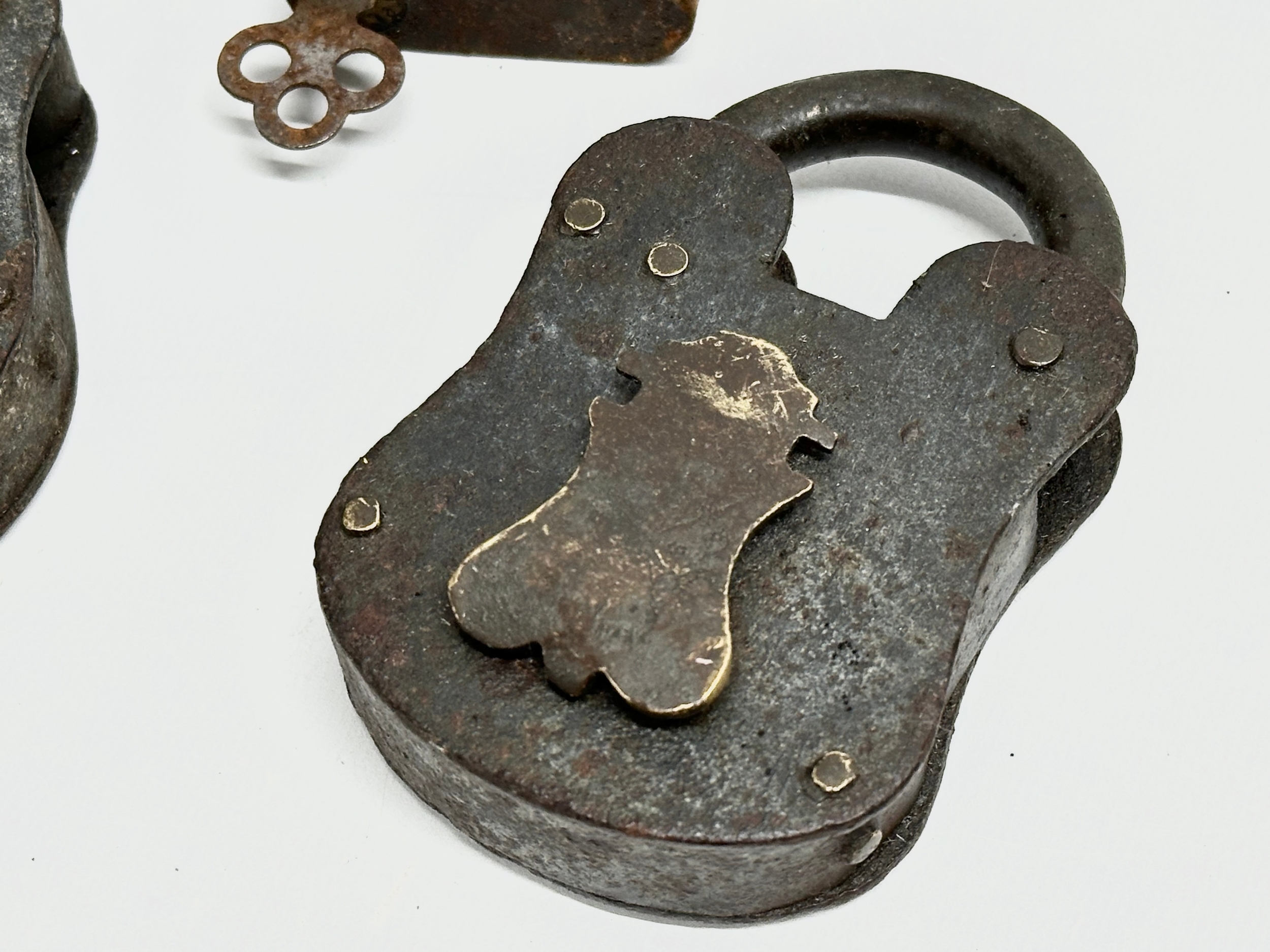 4 Victorian heavy padlocks with an Early 20th Century Yale padlock. Improved Patent Tumbler etc. - Image 2 of 8