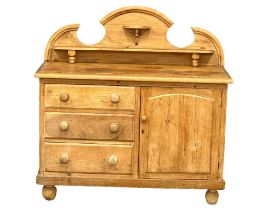 A Scottish Victorian pine kitchen dresser. 122x52x121cm