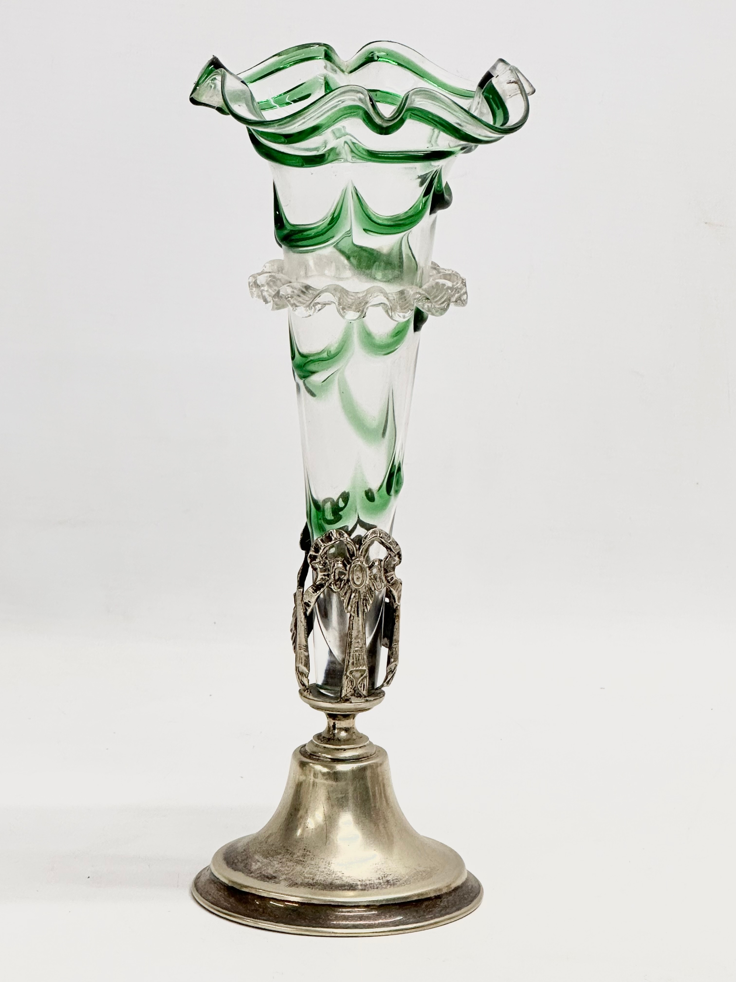 4 Late 19th Century glass epergne vases on silver plated stands. A good quality green frilled rim - Bild 3 aus 7