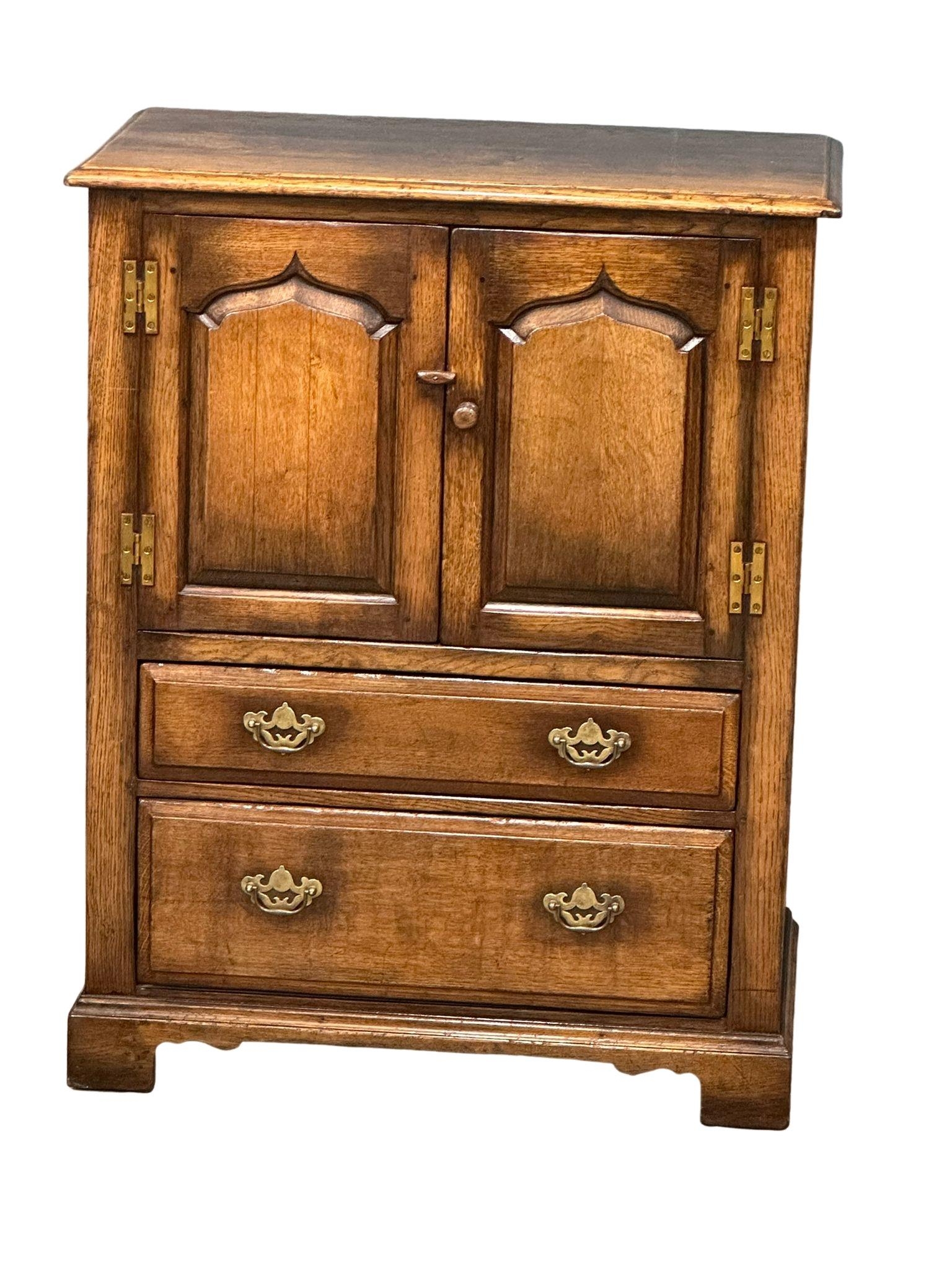 A George III style Ipswich oak side cabinet. 81x47x103cm